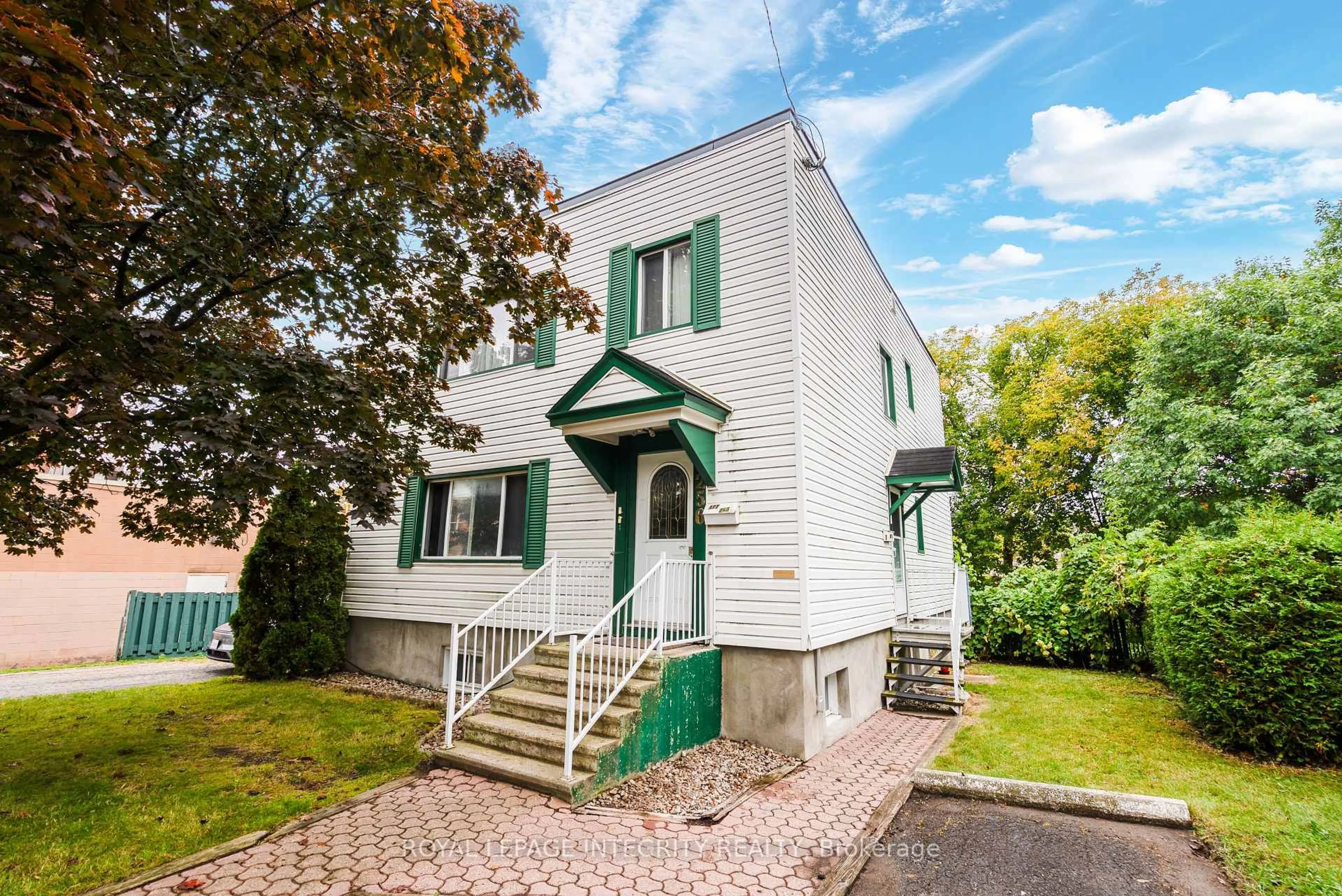 Home with vinyl exterior material, street for 256 Alfred St, Ottawa Ontario K1L 6W6