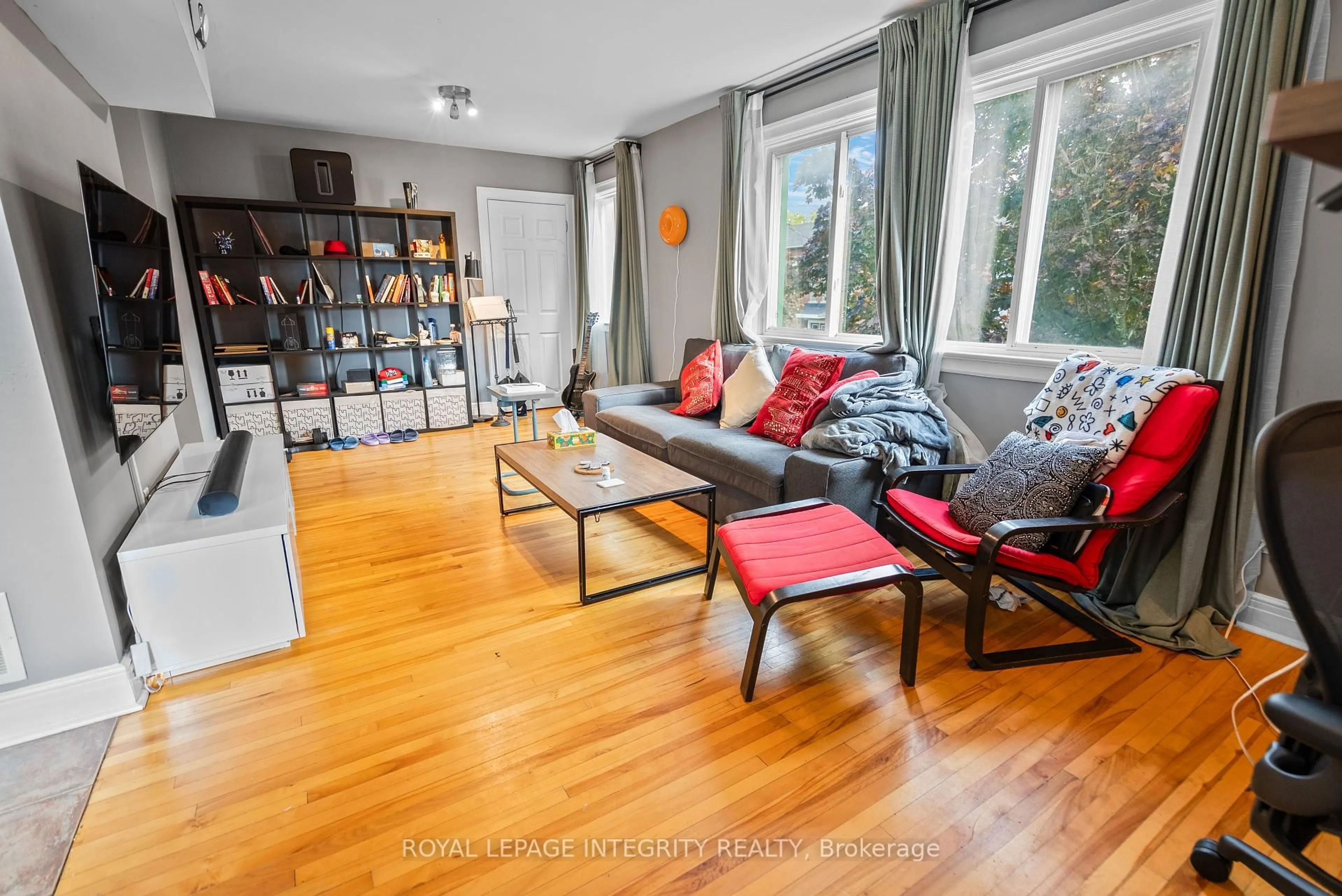 Living room with furniture, wood/laminate floor for 256 Alfred St, Ottawa Ontario K1L 6W6