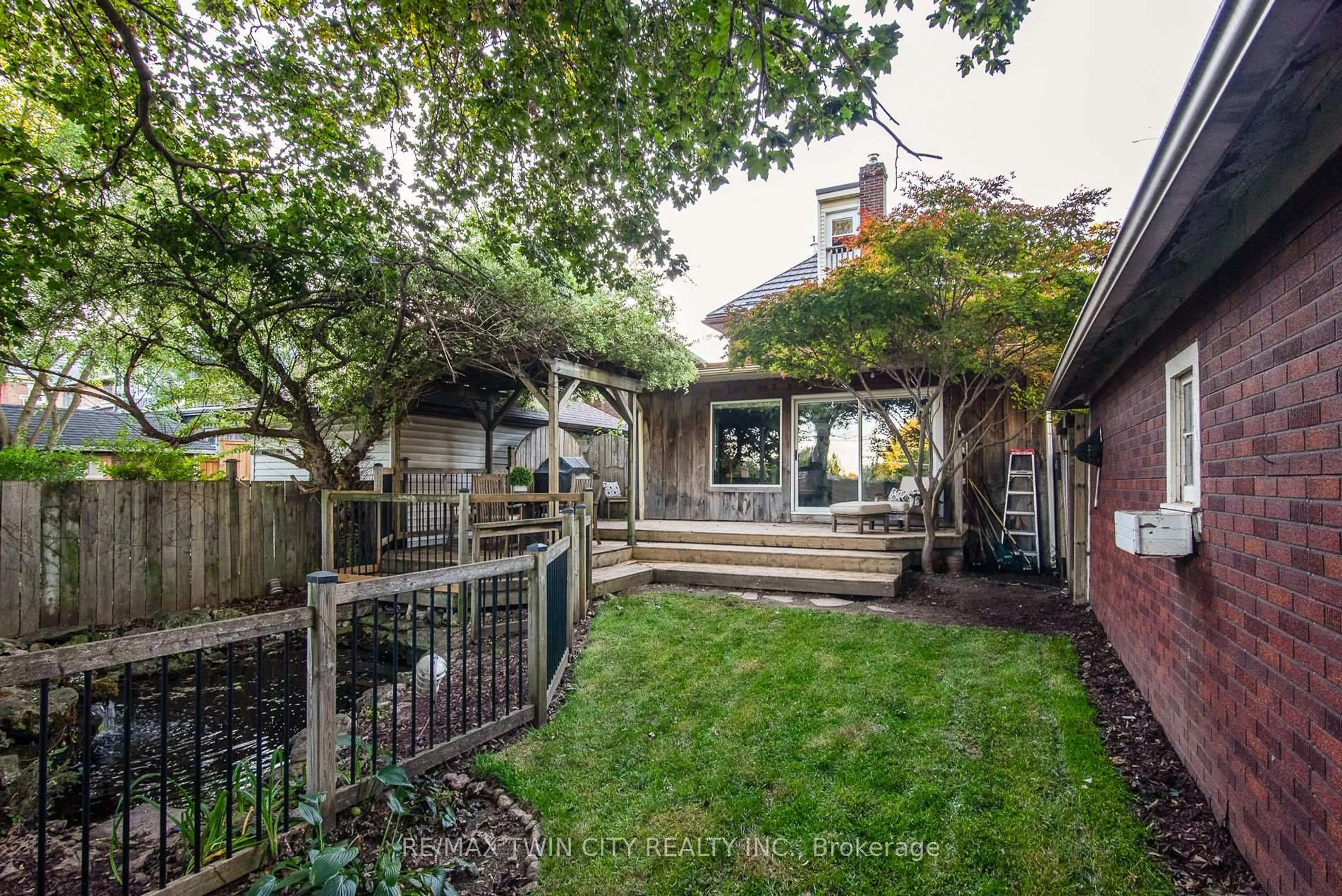 Patio, street for 839 Queens Blvd, Kitchener Ontario N2M 1A6