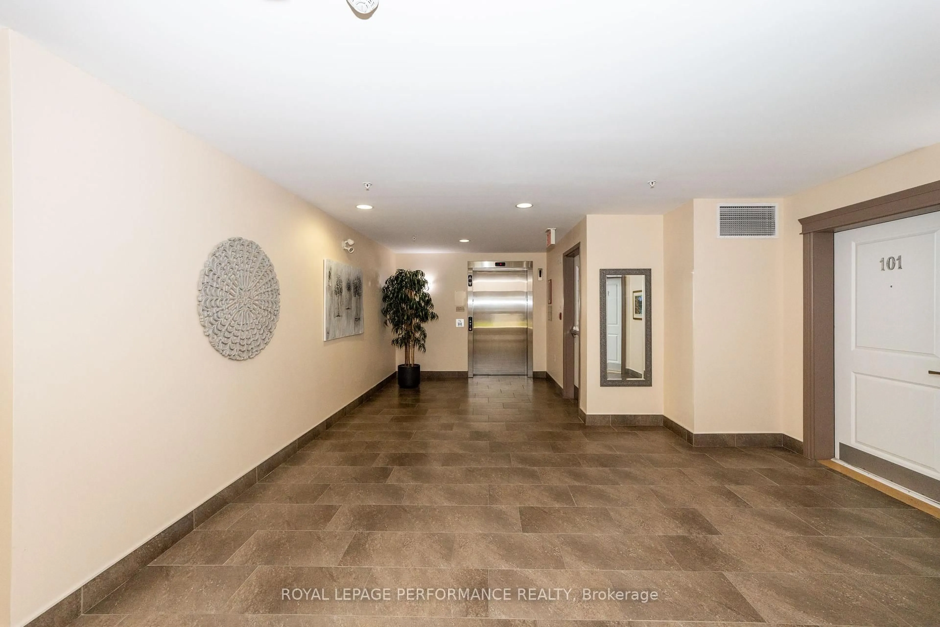Indoor foyer for 141 Potts Private #211, Ottawa Ontario K4A 0X9