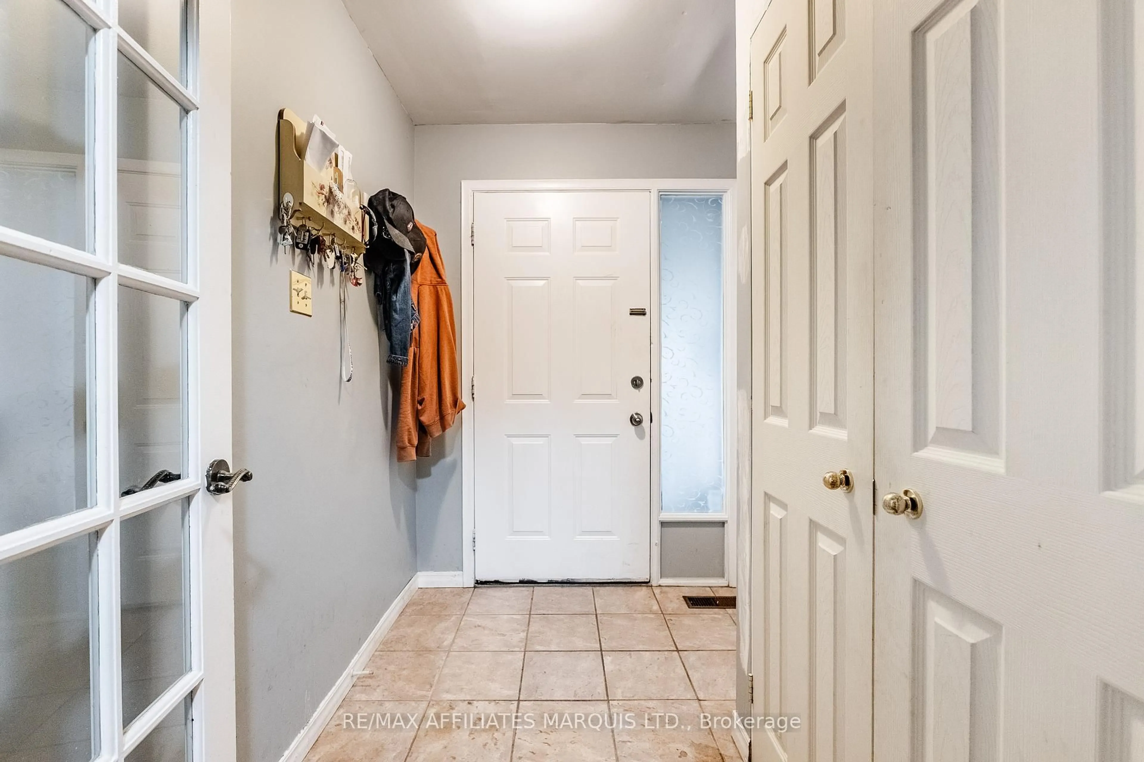 Indoor entryway for 668 Champlain Dr, Cornwall Ontario K6H 6P2