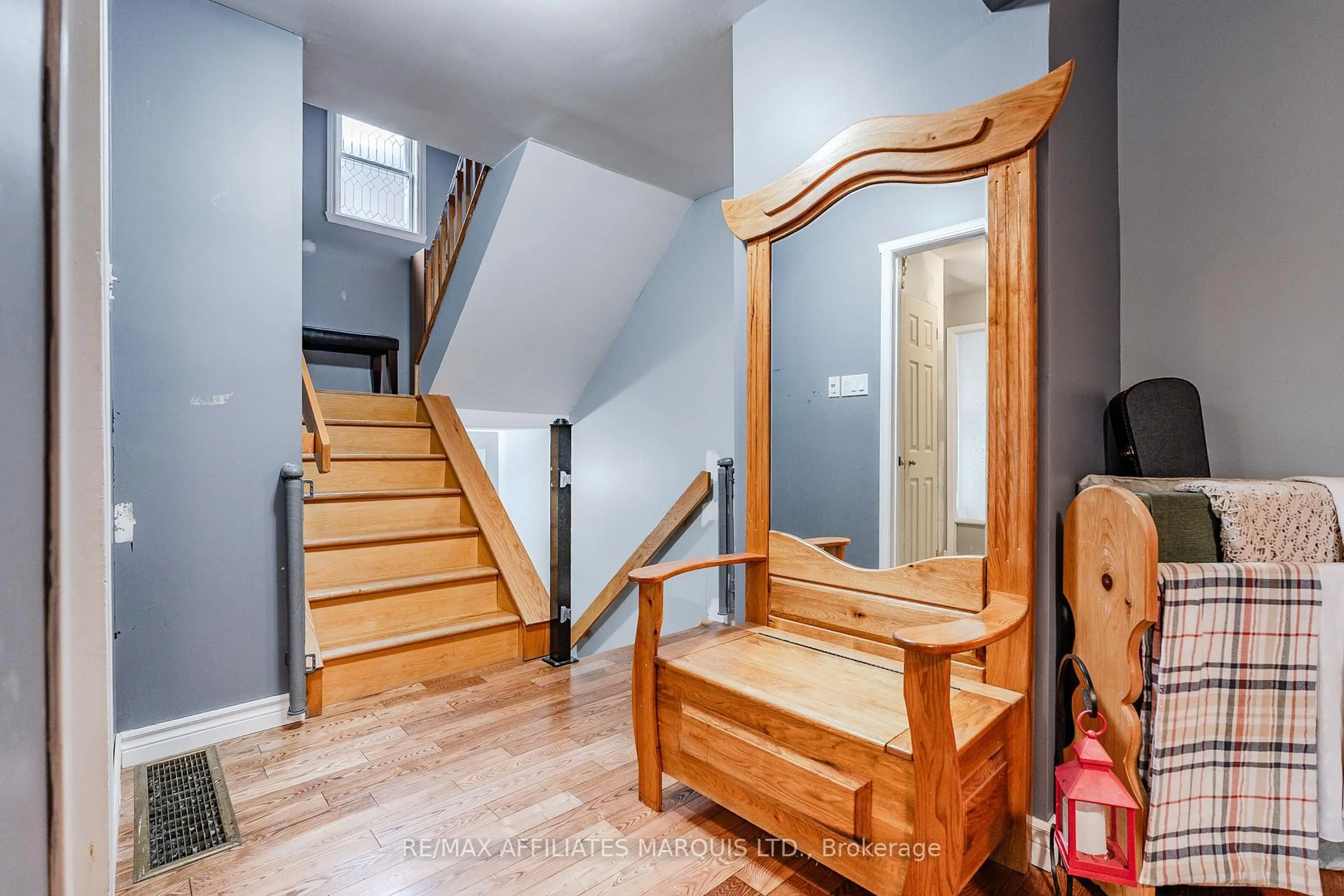 Indoor entryway for 668 Champlain Dr, Cornwall Ontario K6H 6P2