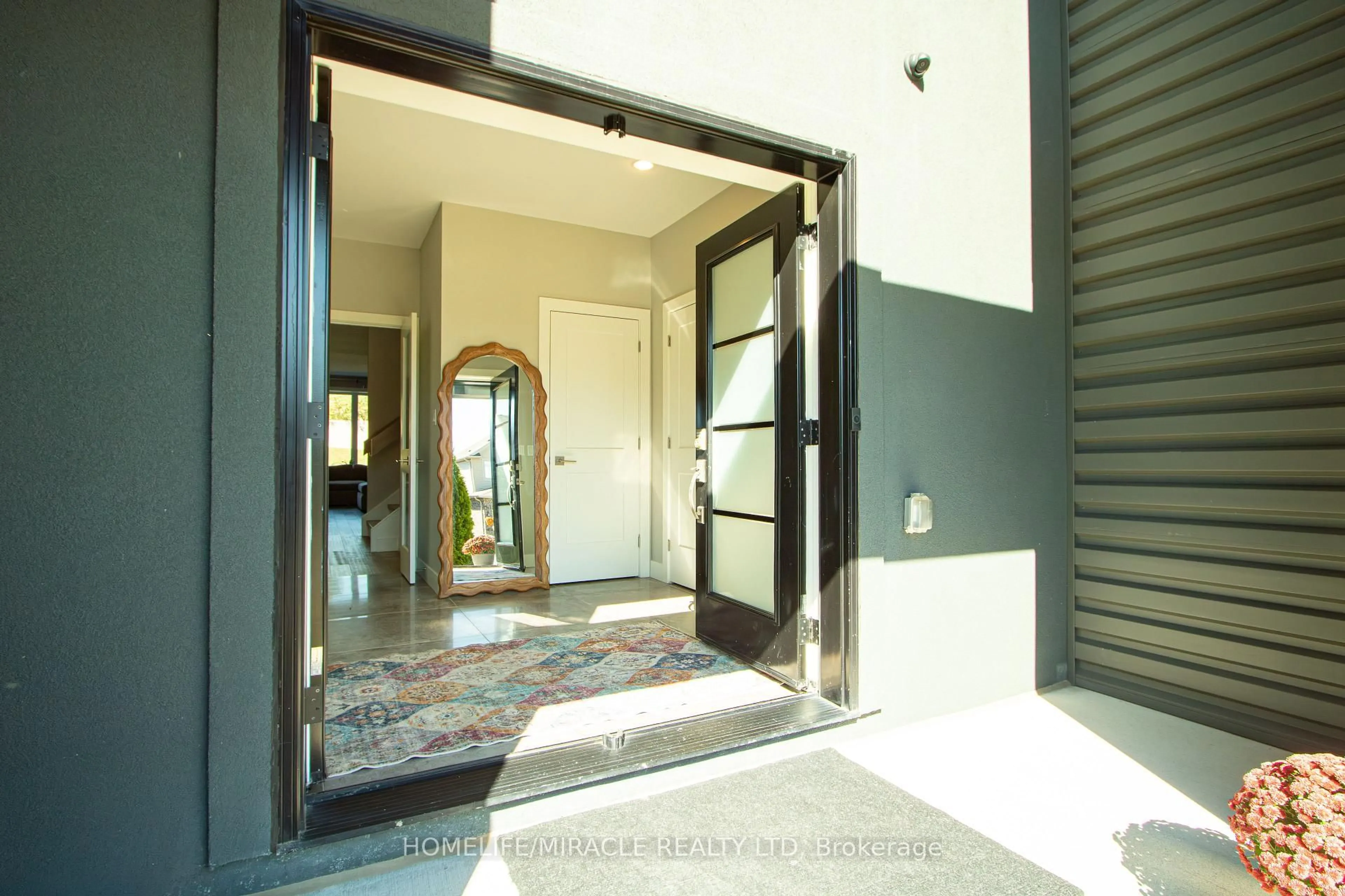 Indoor entryway for 1072 Oakcrossing Rd, London North Ontario N6H 0A8