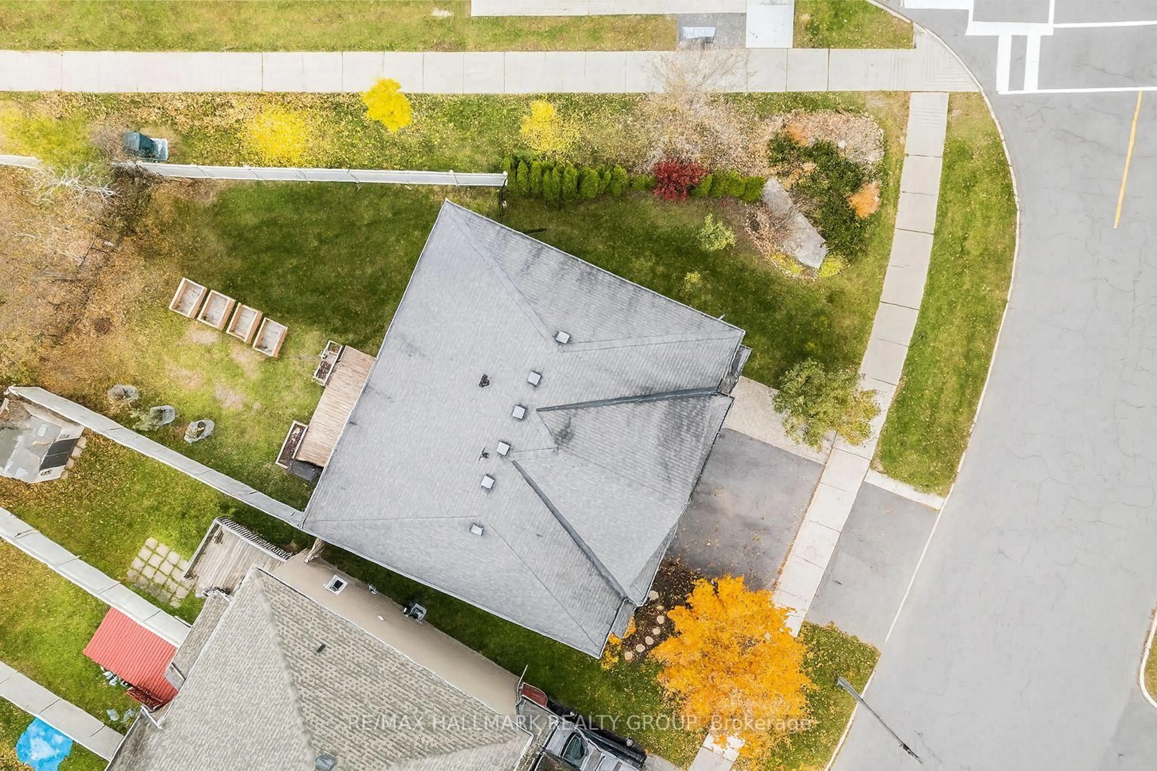 A pic from outside/outdoor area/front of a property/back of a property/a pic from drone, street for 4220 KELLY FARM Dr, Ottawa Ontario K1T 0A5
