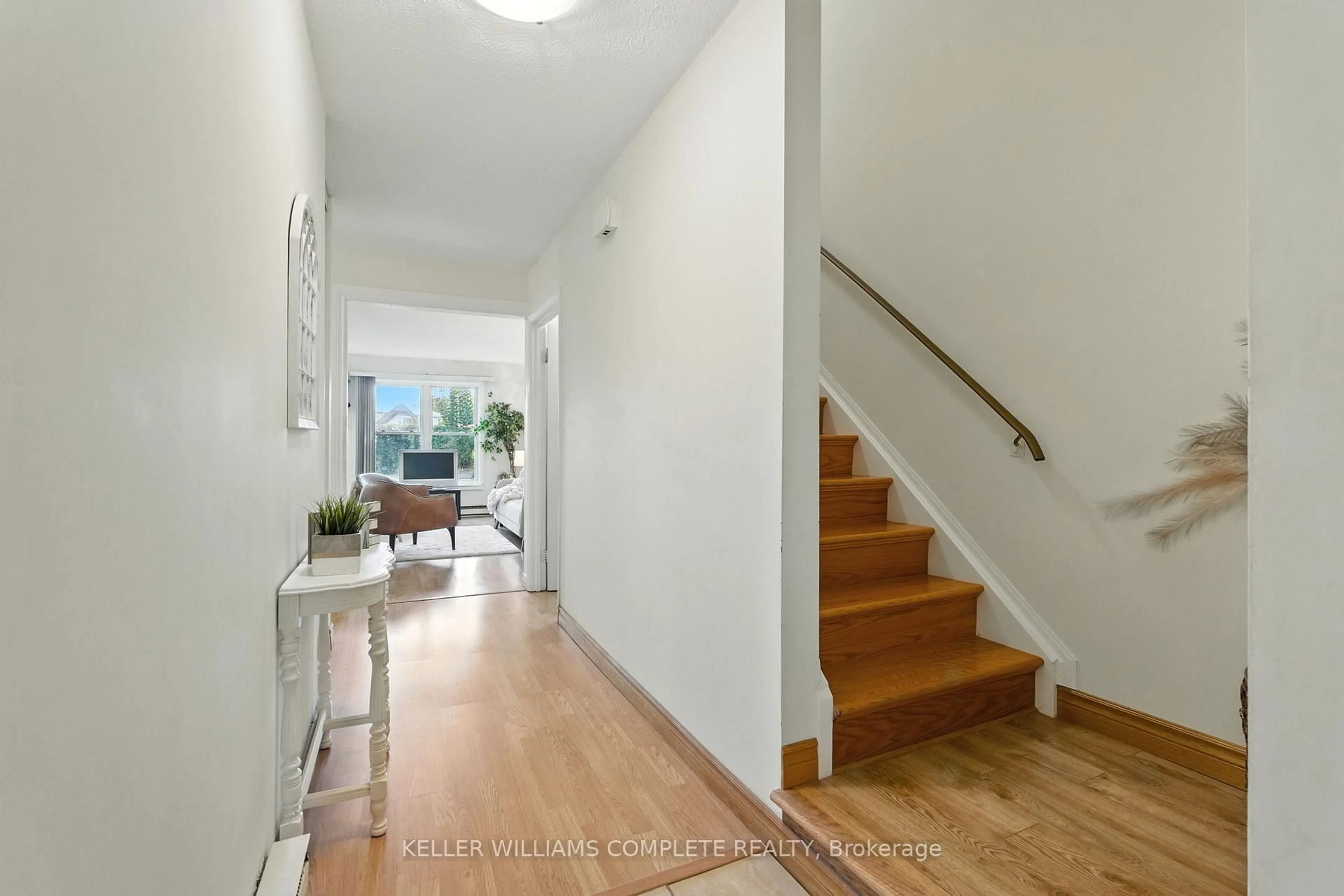 Indoor entryway for 365 Cochrane Rd, Hamilton Ontario L8K 6C2