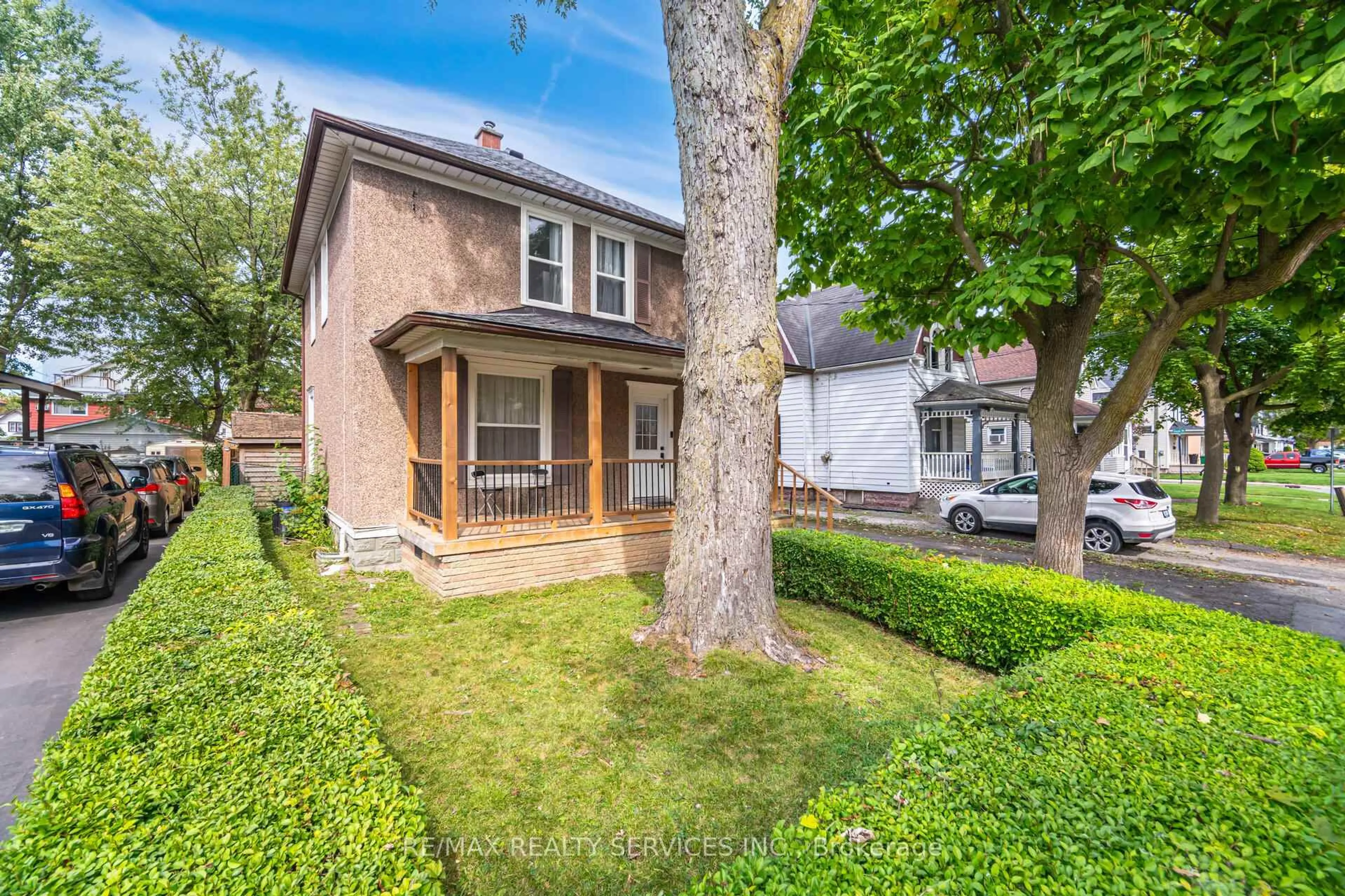 A pic from outside/outdoor area/front of a property/back of a property/a pic from drone, street for 84 STATE St, Welland Ontario L3B 4K5