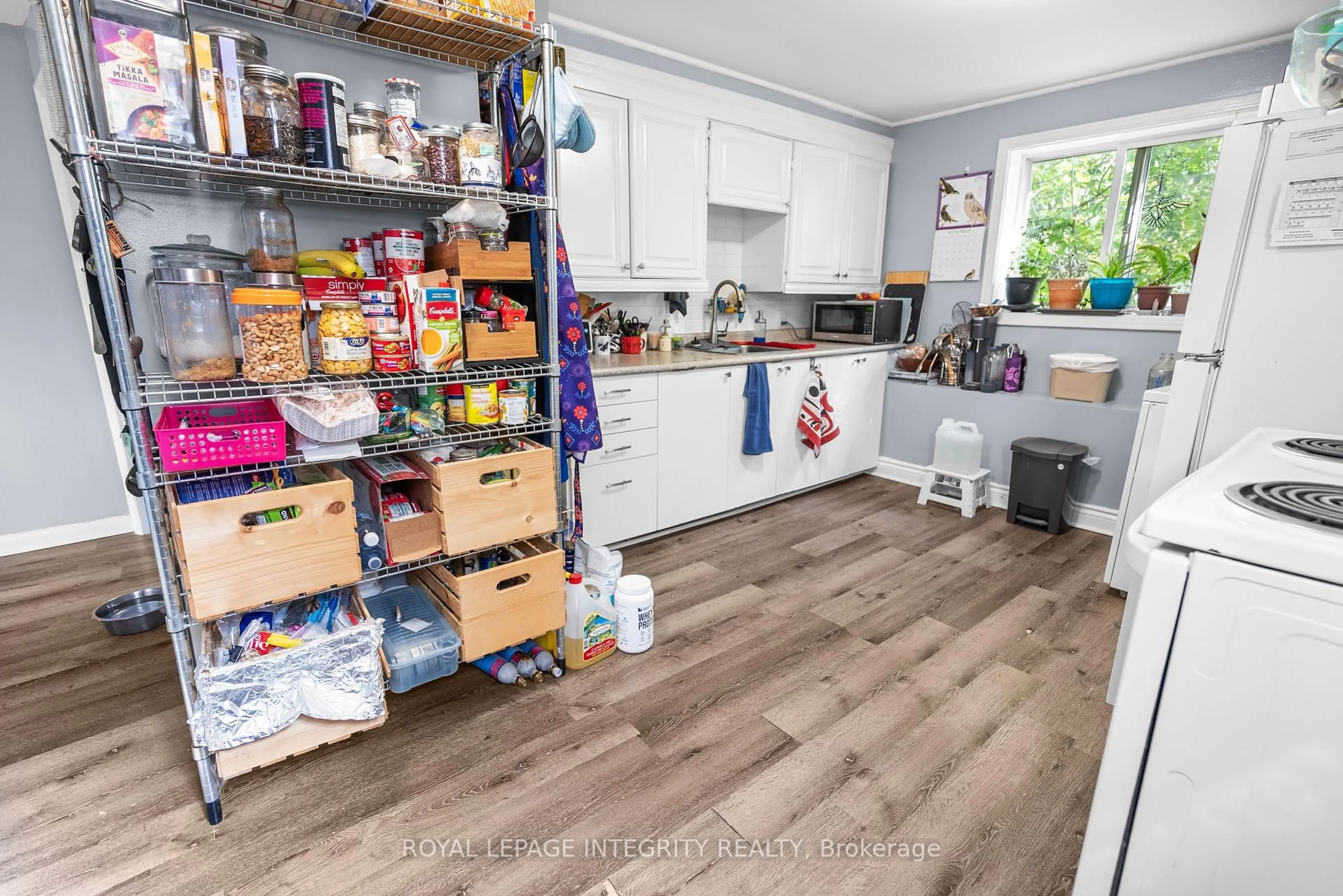 Standard kitchen, wood/laminate floor for 215 Baribeau St, Ottawa Ontario K1L 7R5