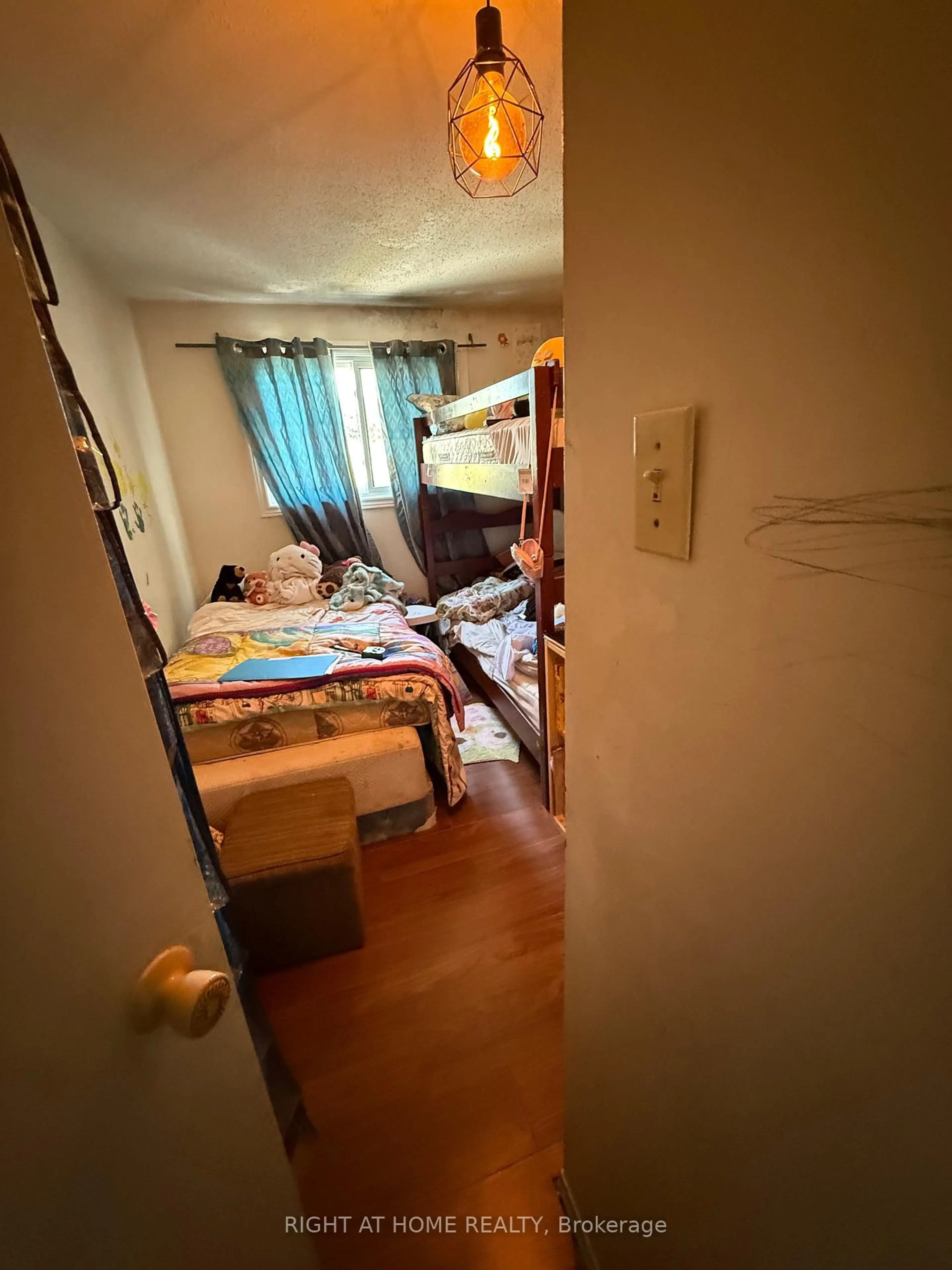 A pic of a room for 1013 Cloister Gdns, Ottawa Ontario K1C 2A1