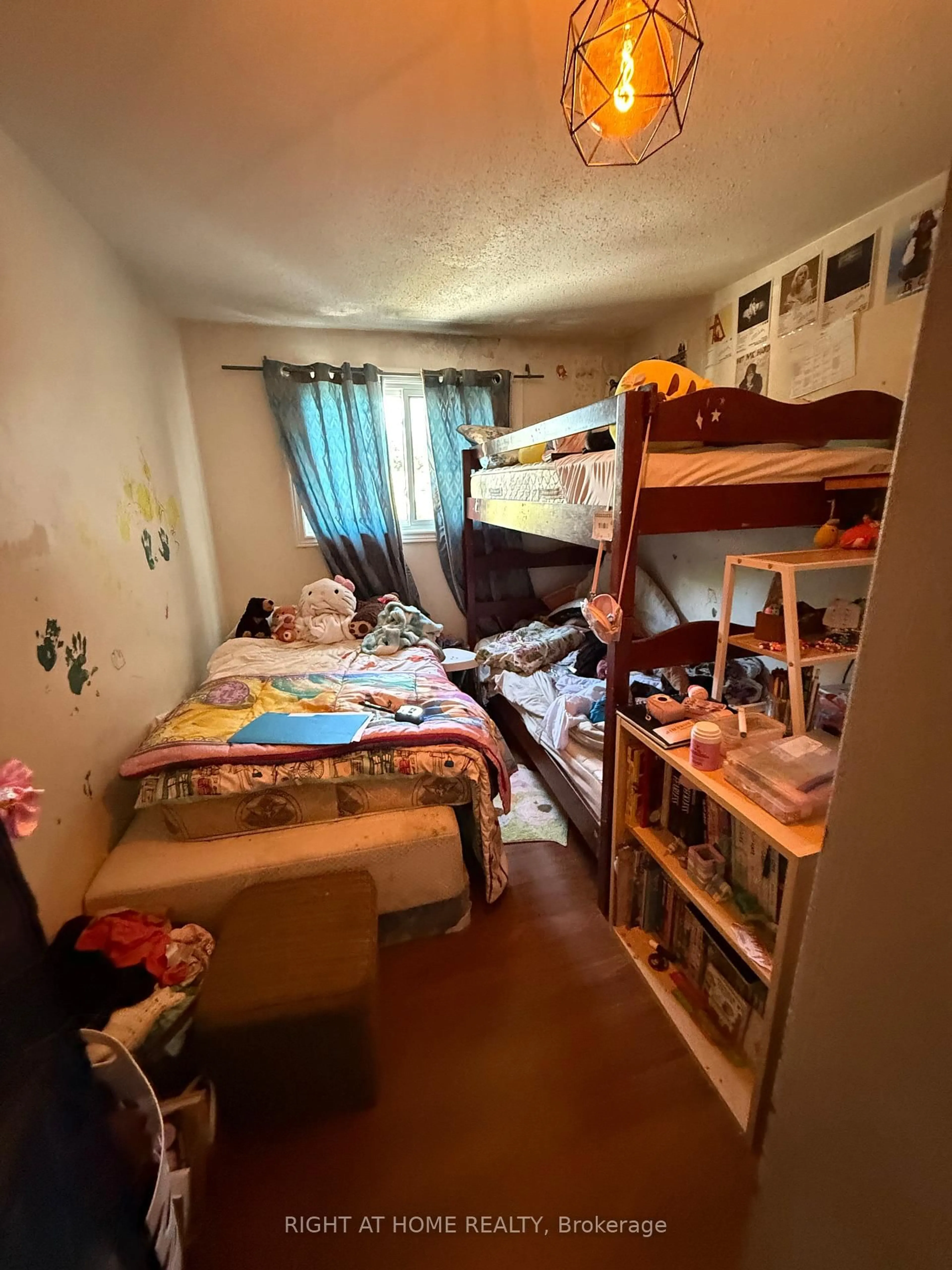 A pic of a room for 1013 Cloister Gdns, Ottawa Ontario K1C 2A1