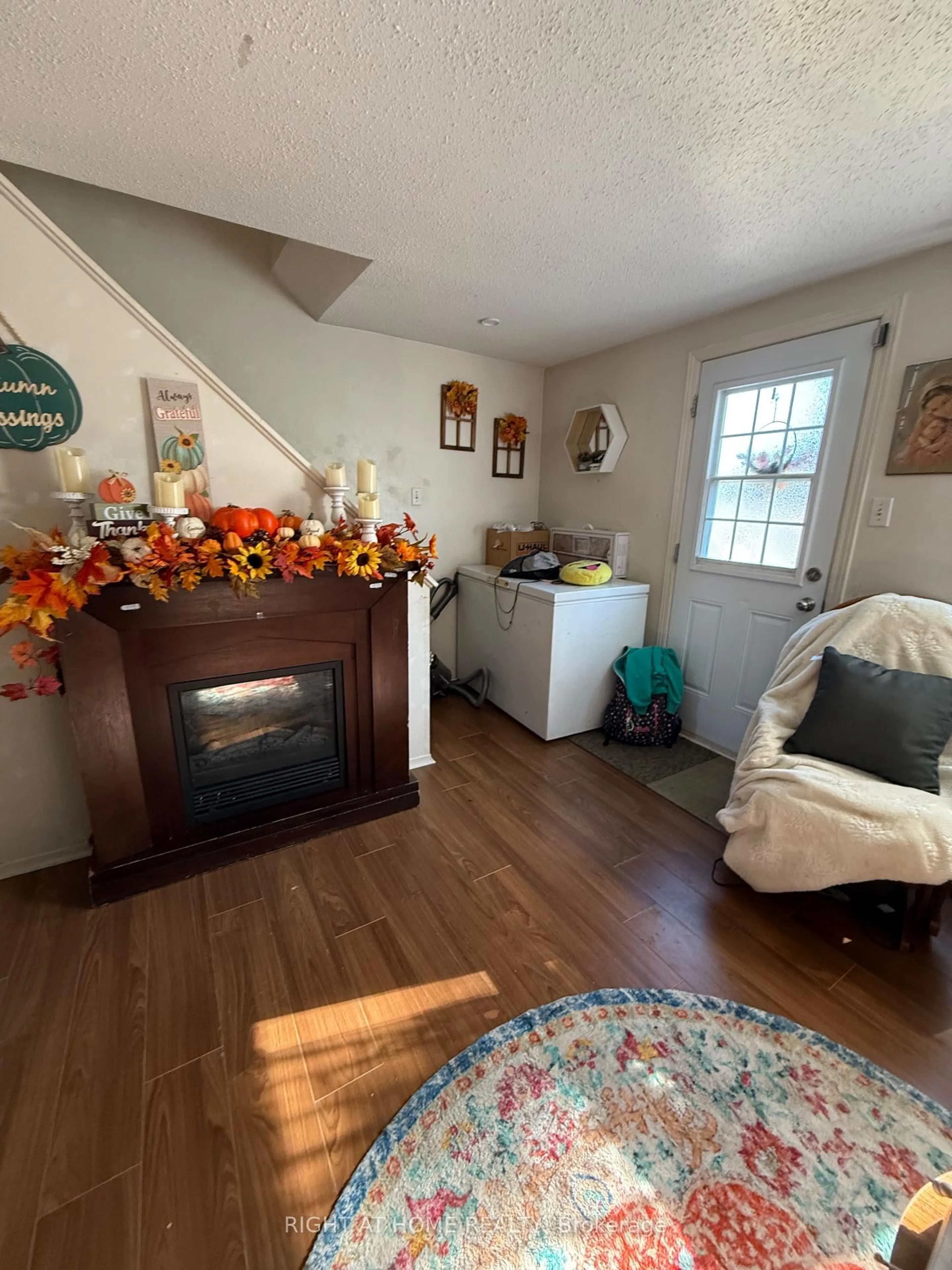 A pic of a room for 1013 Cloister Gdns, Ottawa Ontario K1C 2A1