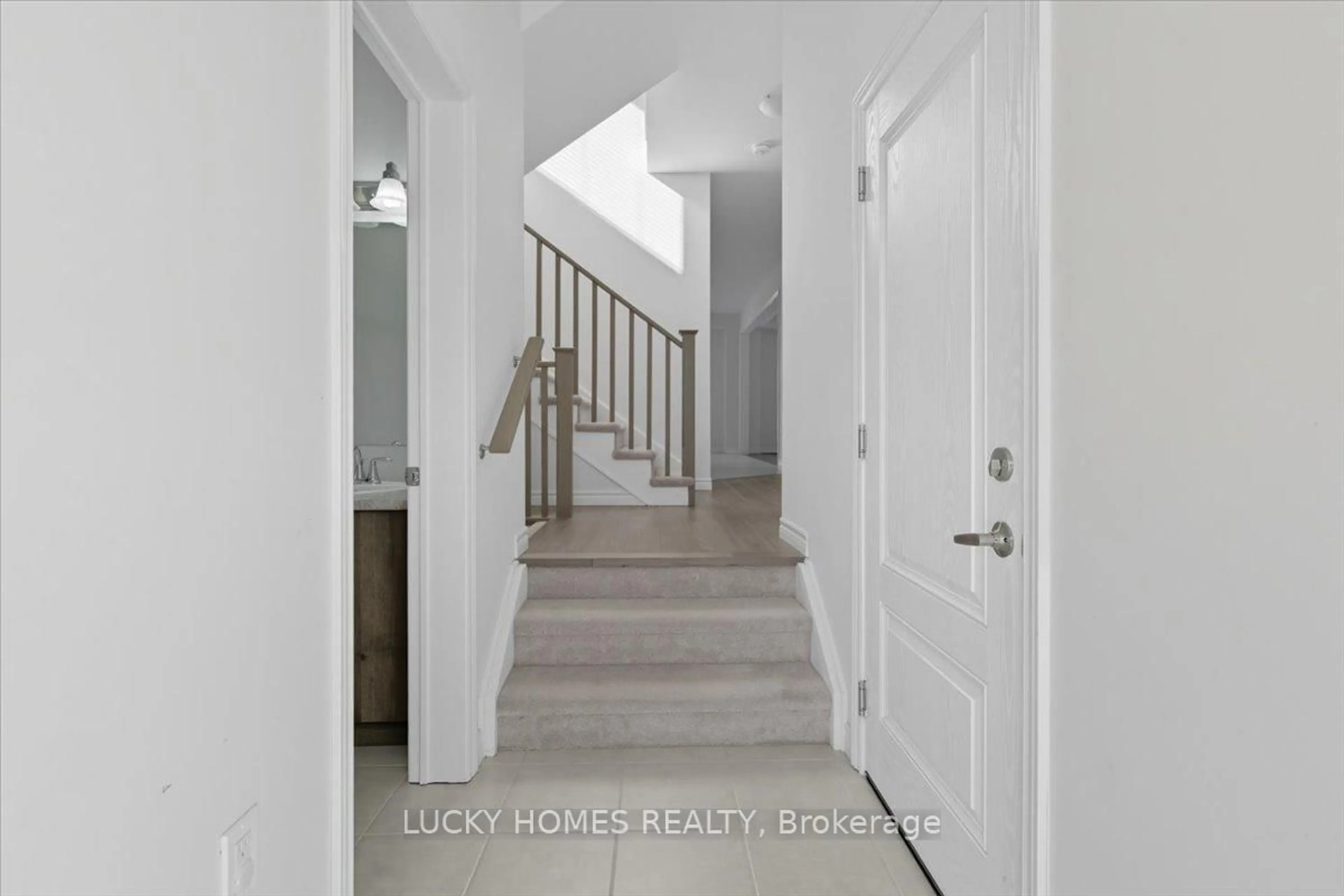 Indoor entryway for 643 Lemay Grve, Peterborough Ontario K9K 0G9