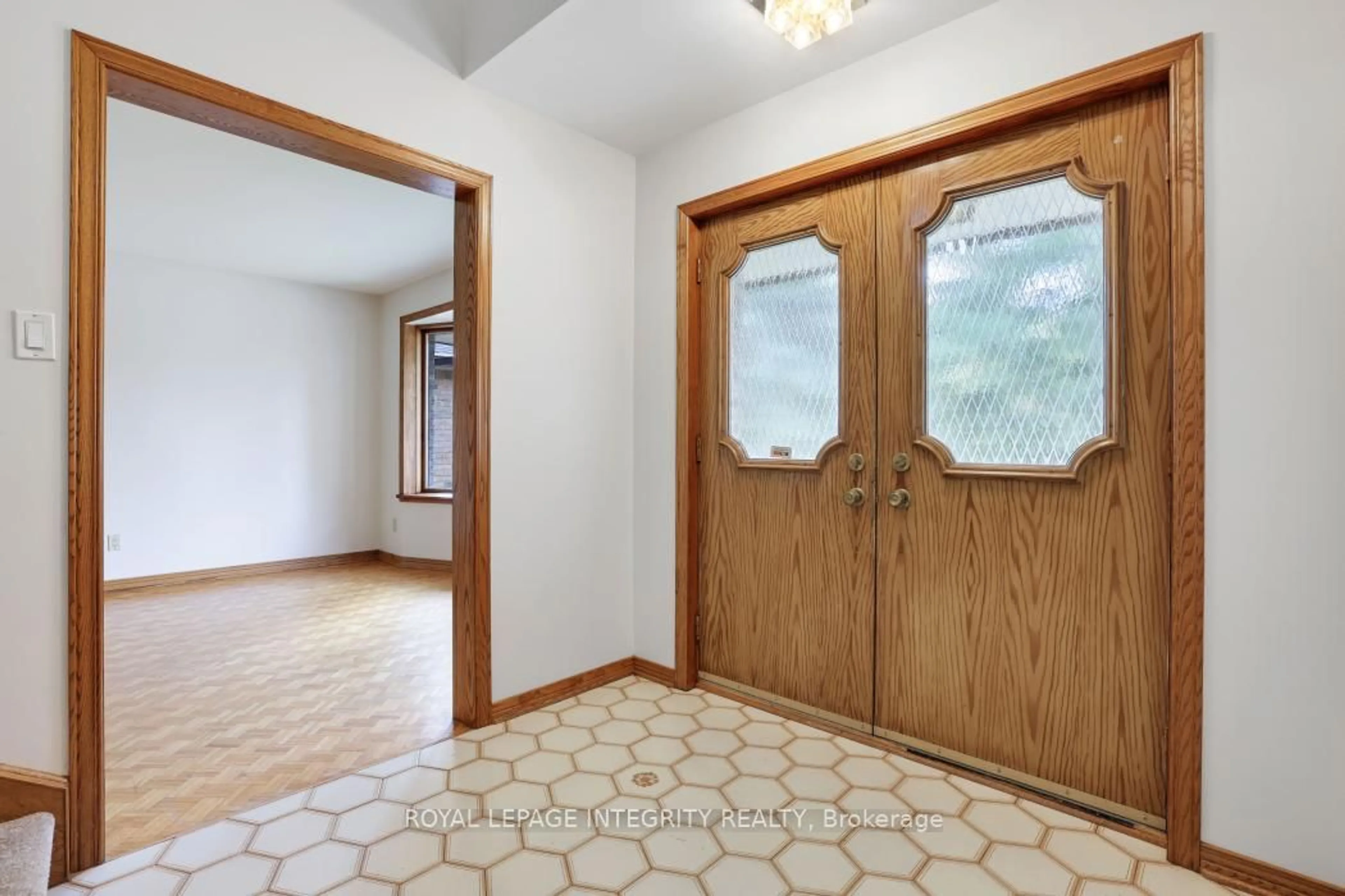 Indoor entryway for 2291 Courtice Ave, Ottawa Ontario K1H 7G7