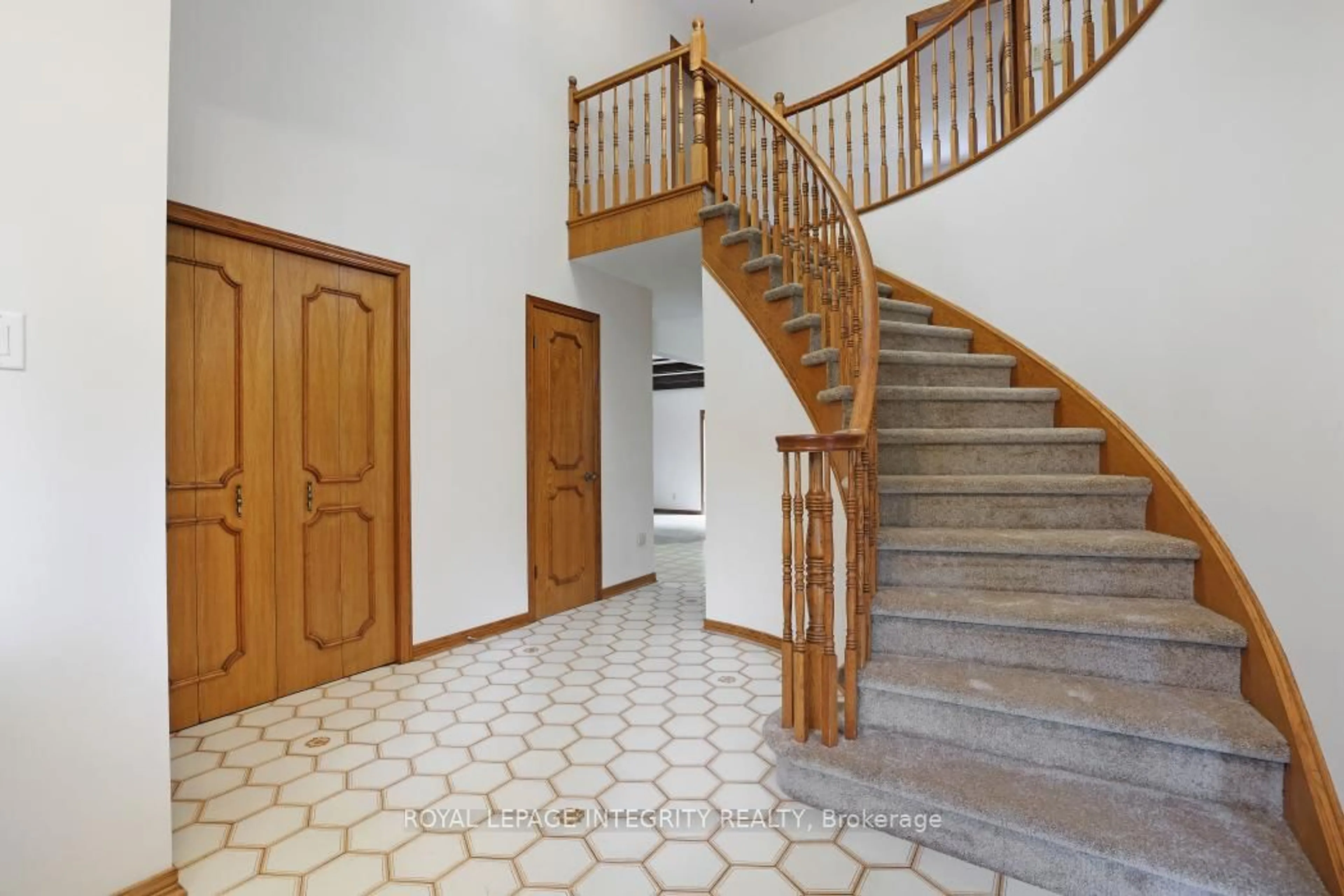 Indoor foyer for 2291 Courtice Ave, Ottawa Ontario K1H 7G7