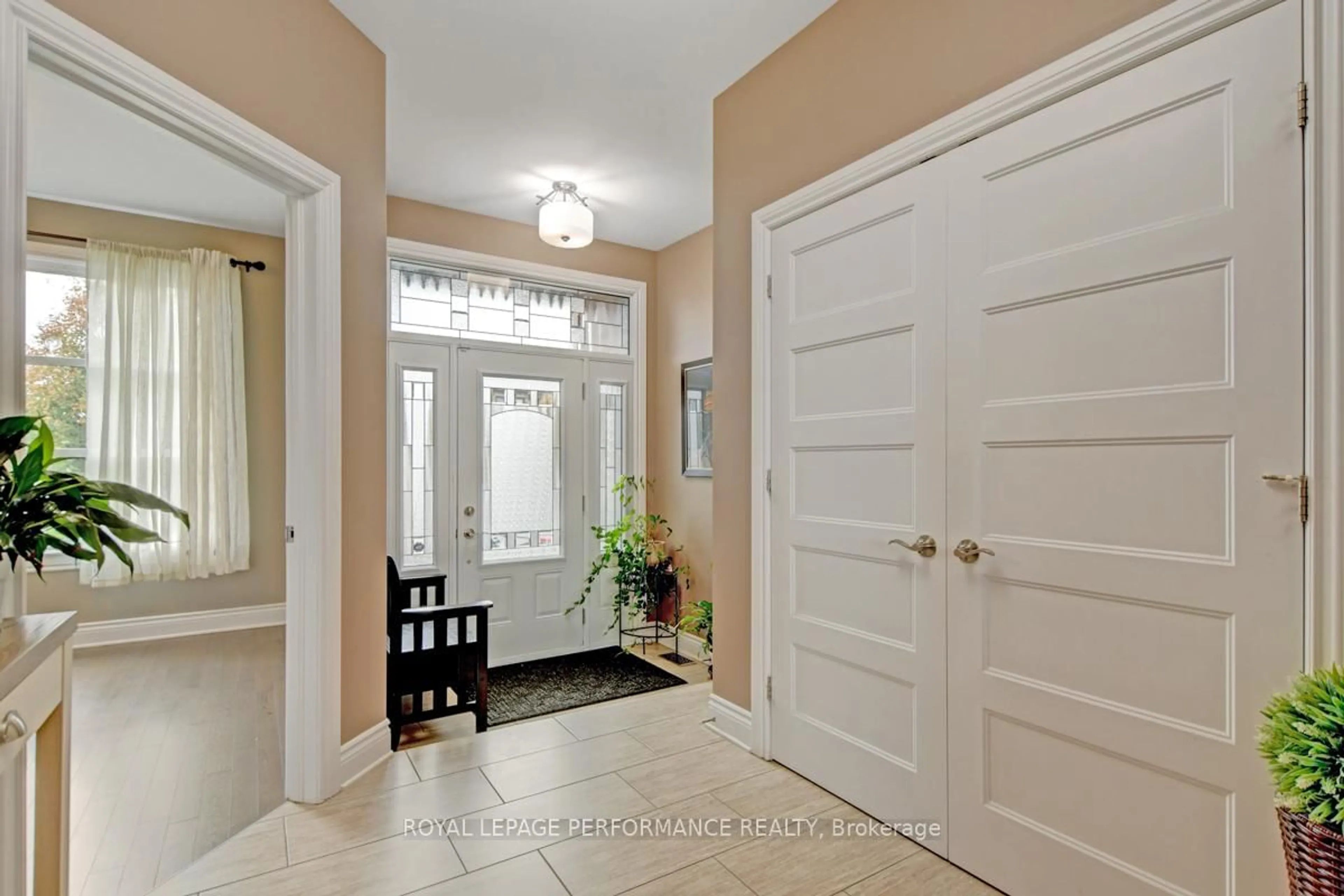 Indoor entryway for 485 Bruges St, Russell Ontario K0A 1W0