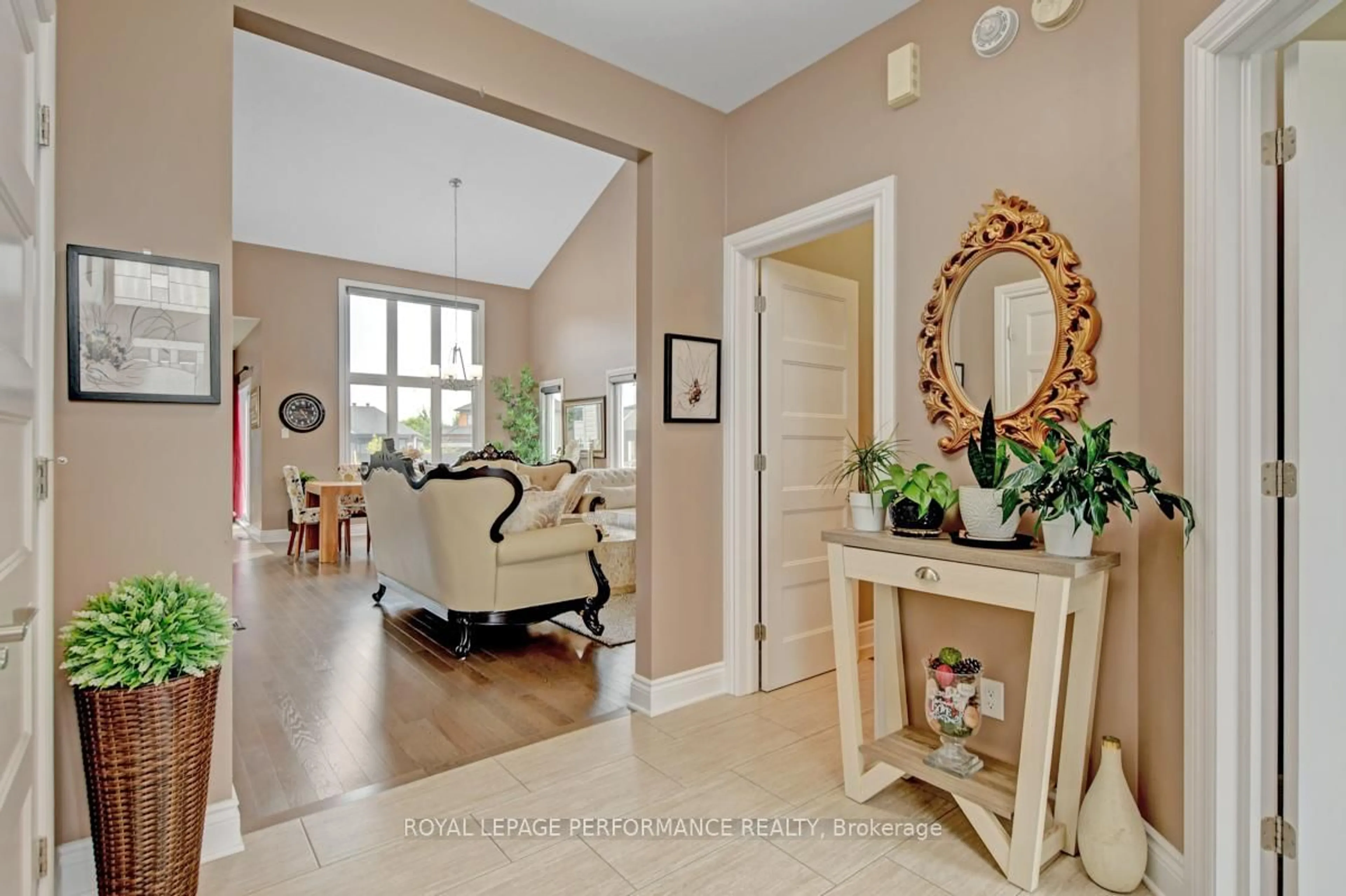 Indoor entryway for 485 Bruges St, Russell Ontario K0A 1W0