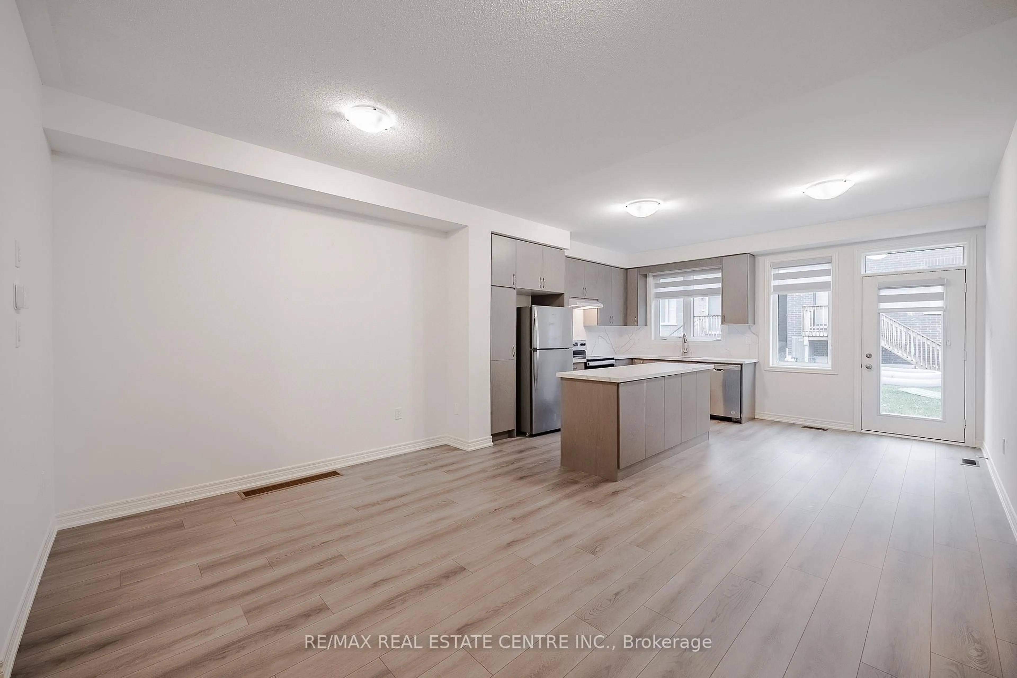 Open concept kitchen, unknown for 21 Gledhill Cres, Cambridge Ontario N1T 0G4