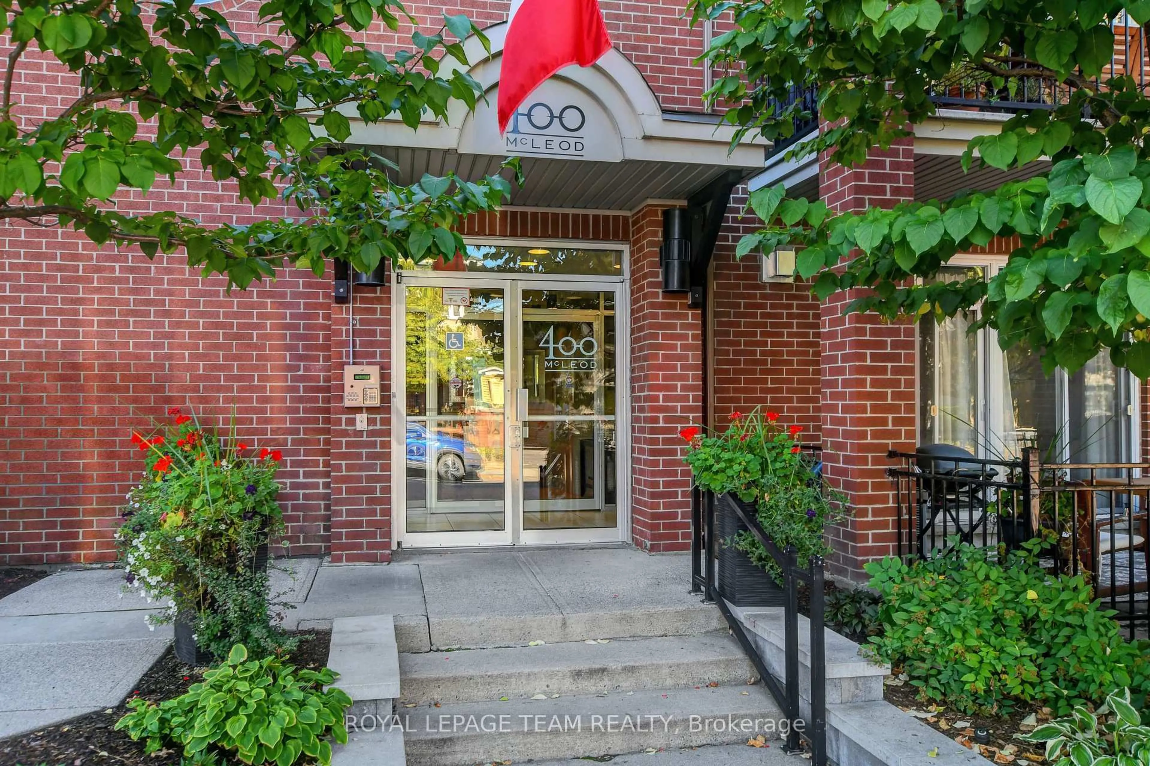 Patio, street for 400 Mcleod St #102, Ottawa Ontario K2P 1A6