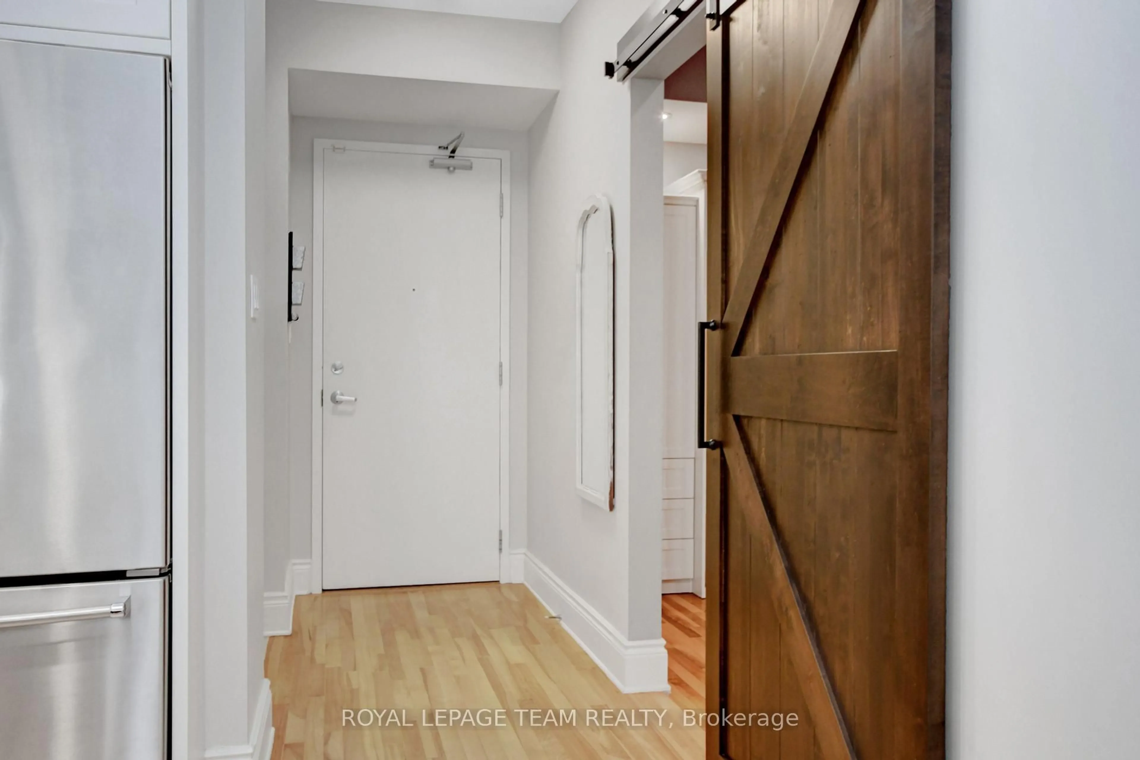 Indoor entryway for 400 Mcleod St #102, Ottawa Ontario K2P 1A6