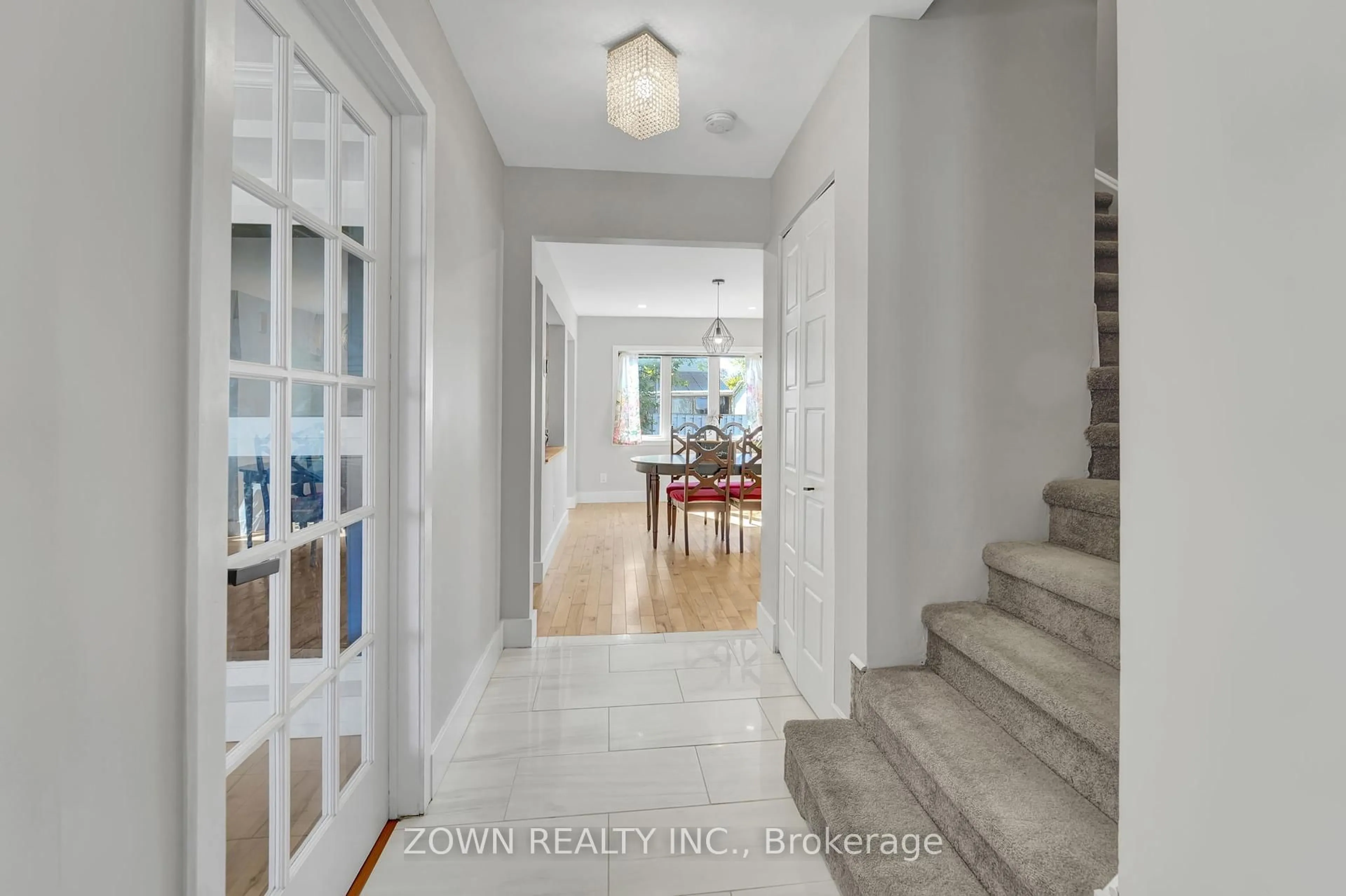 Indoor entryway for 6346 Beausejour Dr, Ottawa Ontario K1C 3J8