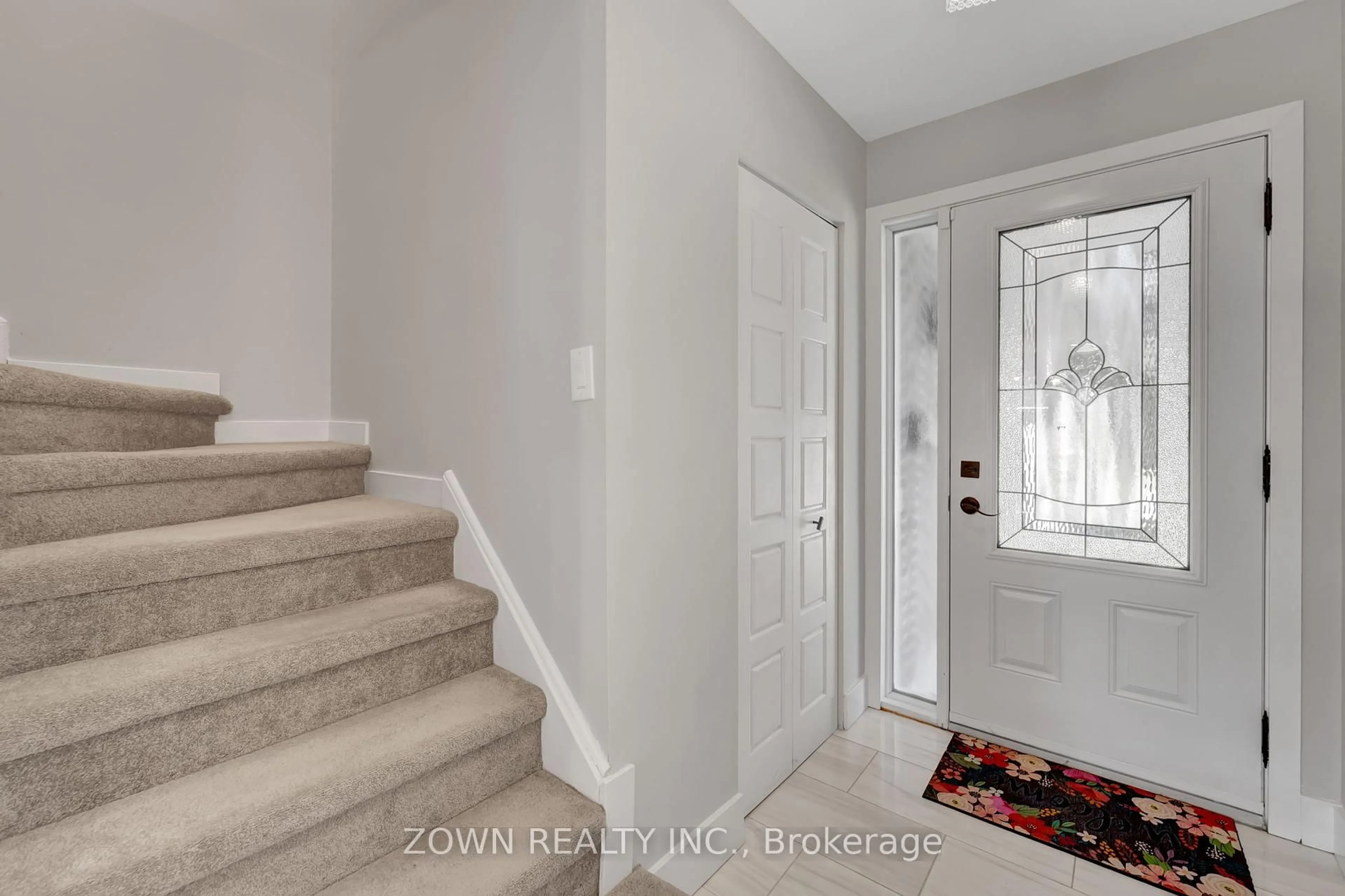 Indoor entryway for 6346 Beausejour Dr, Ottawa Ontario K1C 3J8