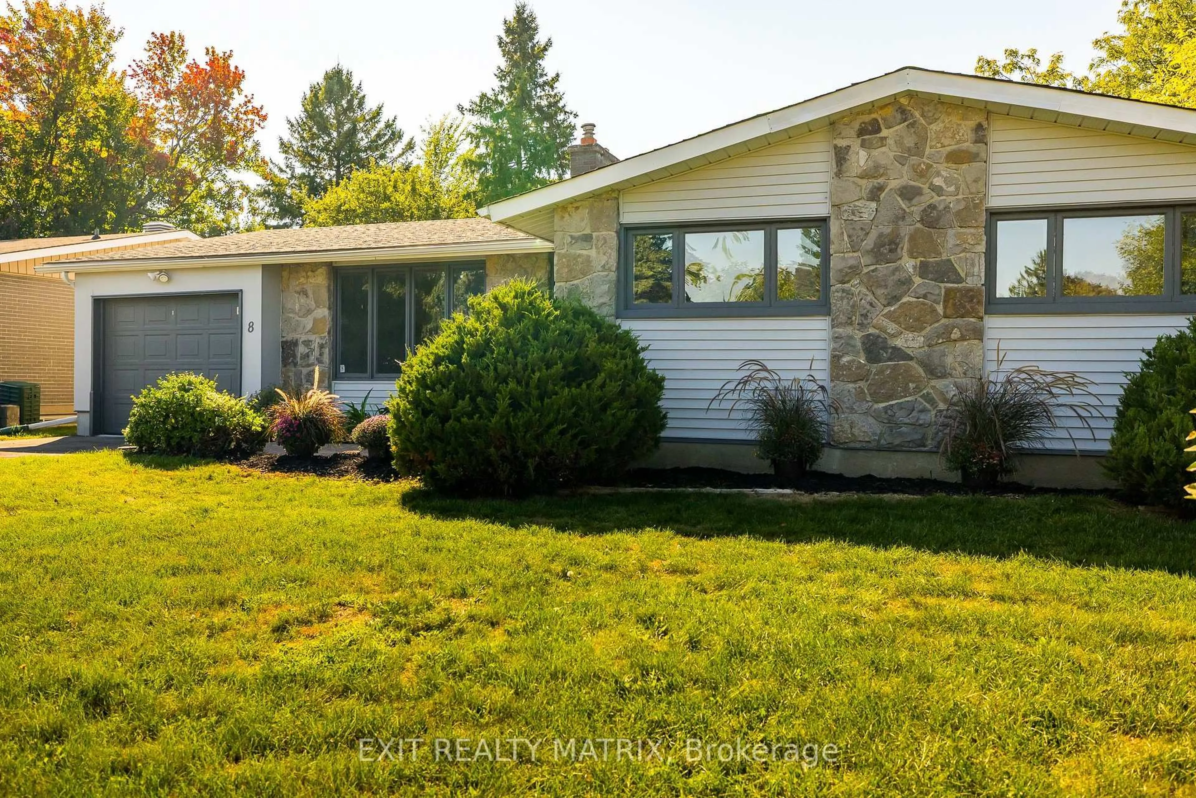 Home with vinyl exterior material, unknown for 8 Brian Cres, Ottawa Ontario K2H 6X3