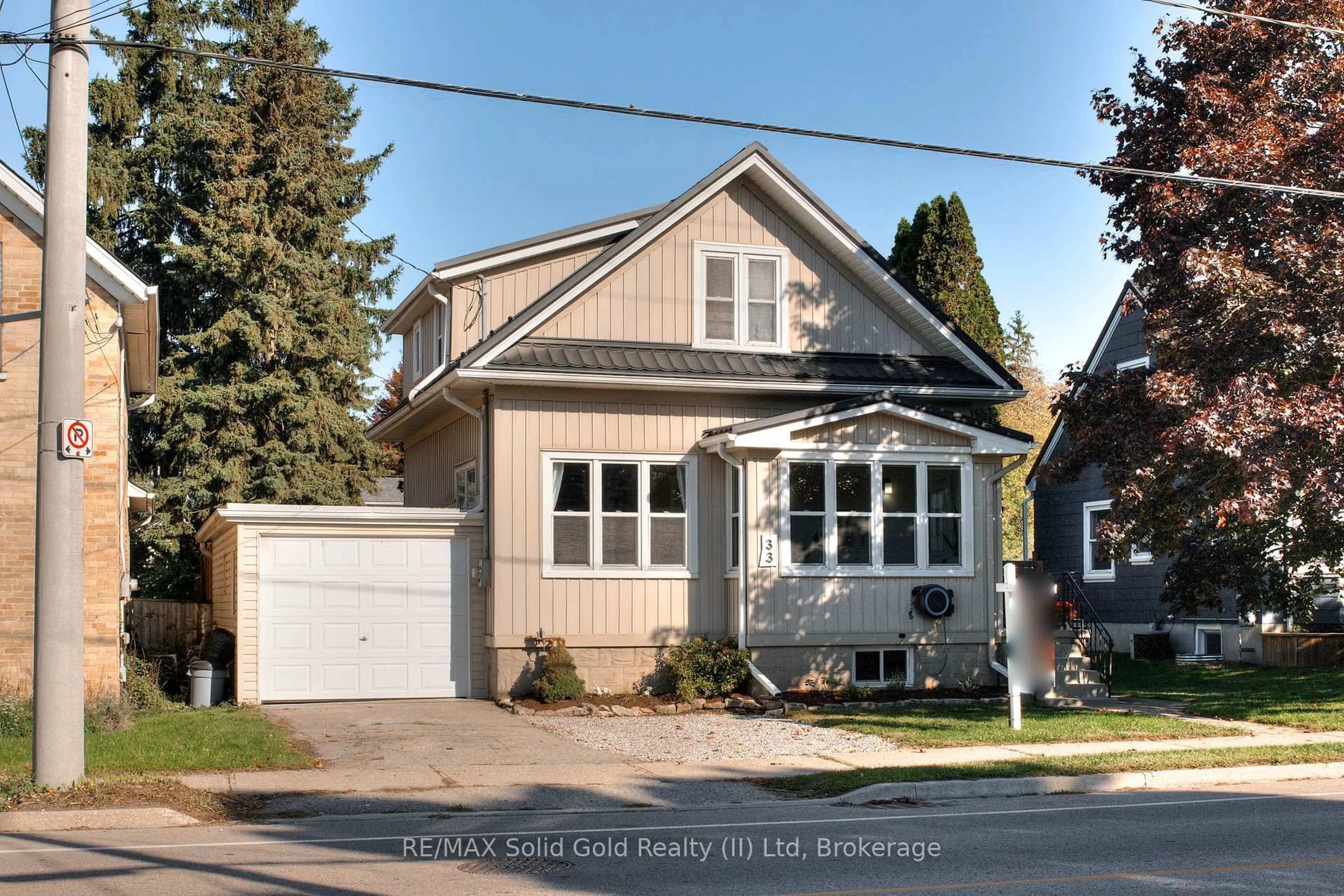 Home with vinyl exterior material, street for 33 Bloomingdale Rd, Kitchener Ontario N2K 1A4
