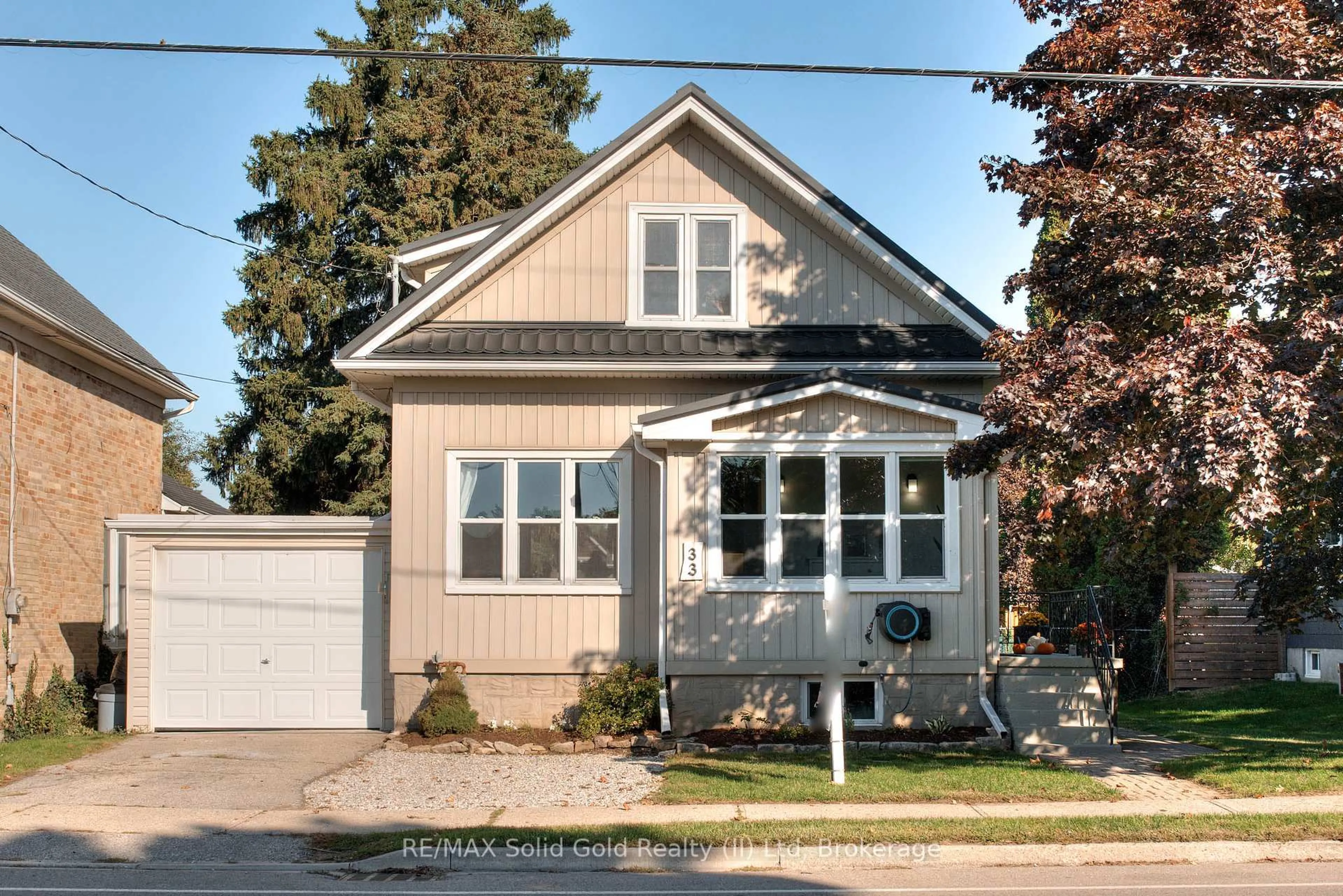Home with vinyl exterior material, street for 33 Bloomingdale Rd, Kitchener Ontario N2K 1A4