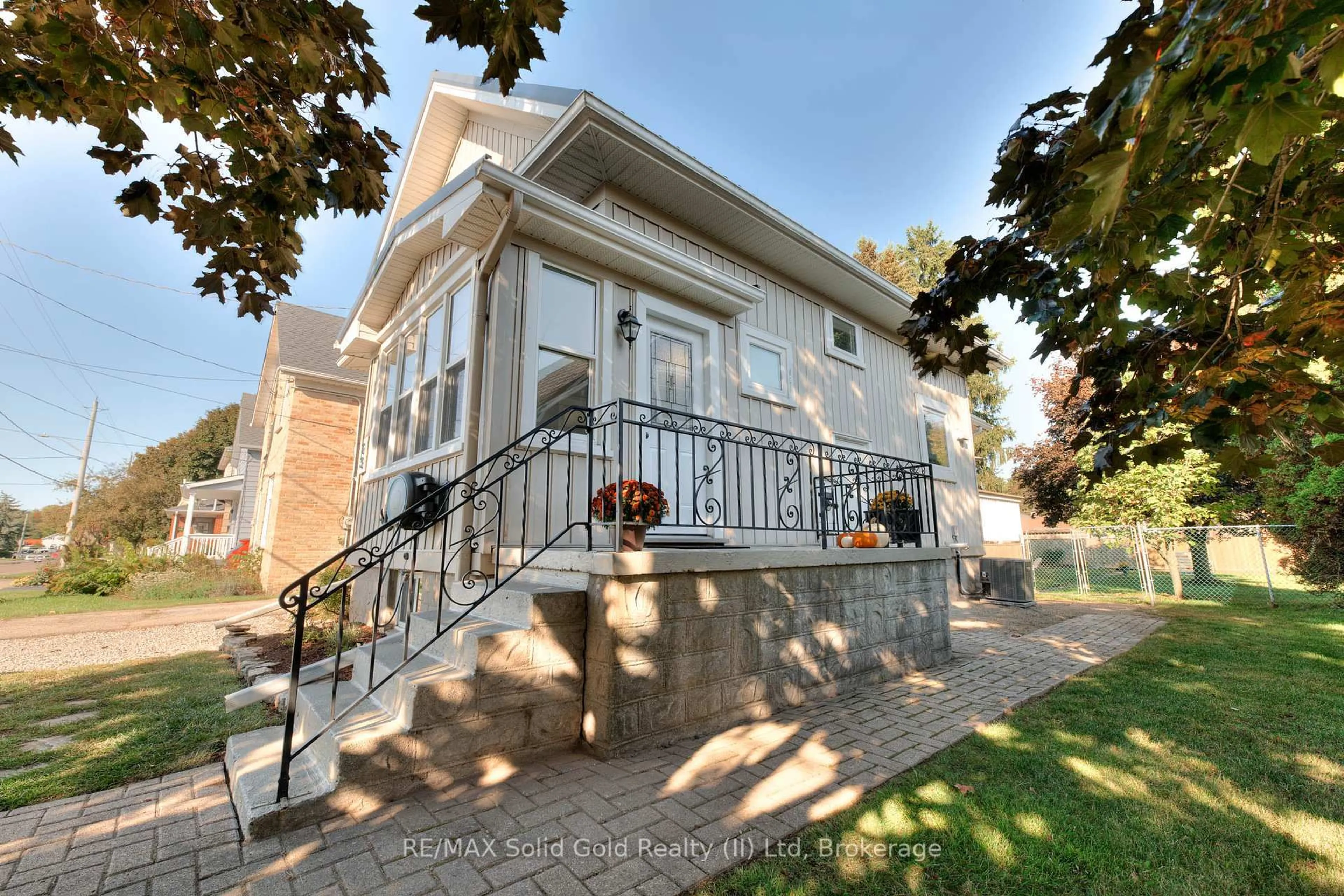 Home with brick exterior material, street for 33 Bloomingdale Rd, Kitchener Ontario N2K 1A4