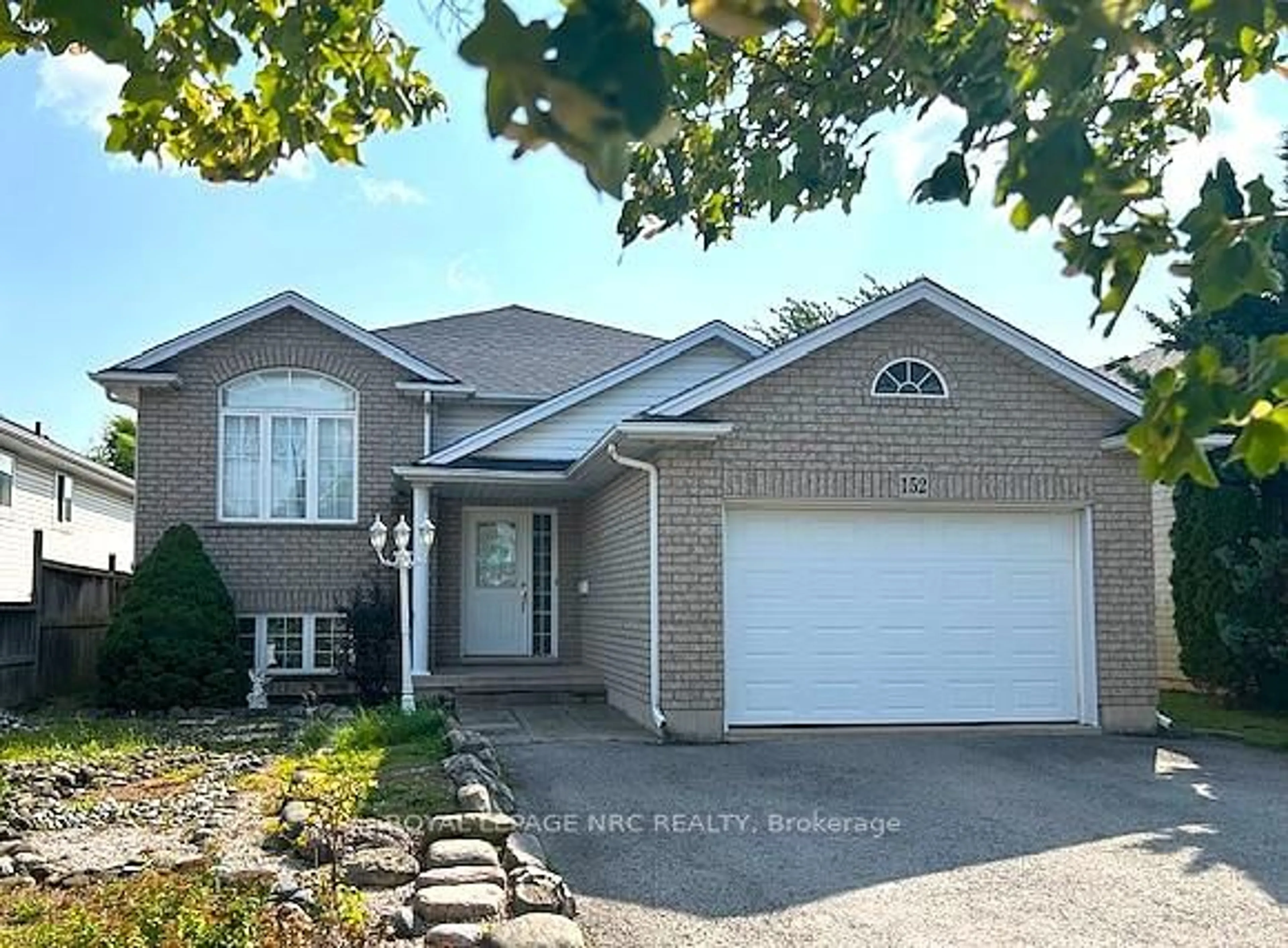 Home with brick exterior material, street for 152 Larchwood Circ, Welland Ontario L3C 7L9