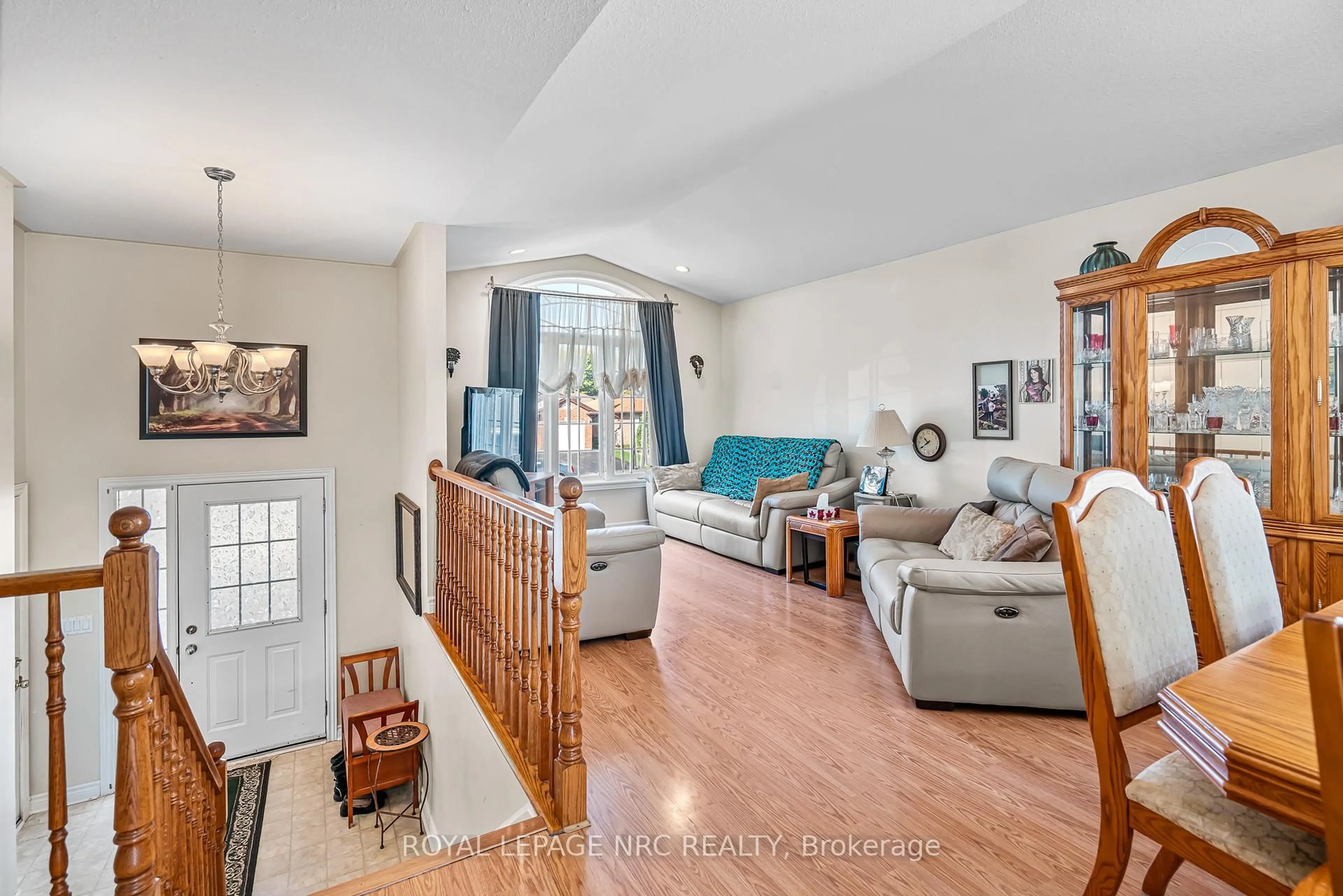Living room with furniture, unknown for 152 Larchwood Circ, Welland Ontario L3C 7L9