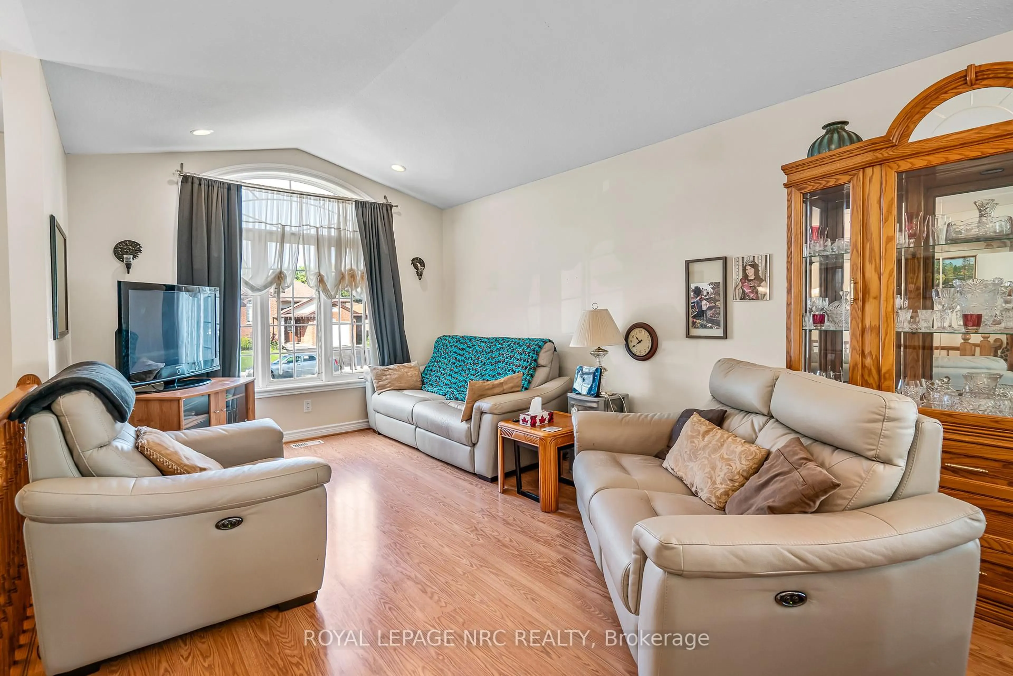 Living room with furniture, unknown for 152 Larchwood Circ, Welland Ontario L3C 7L9
