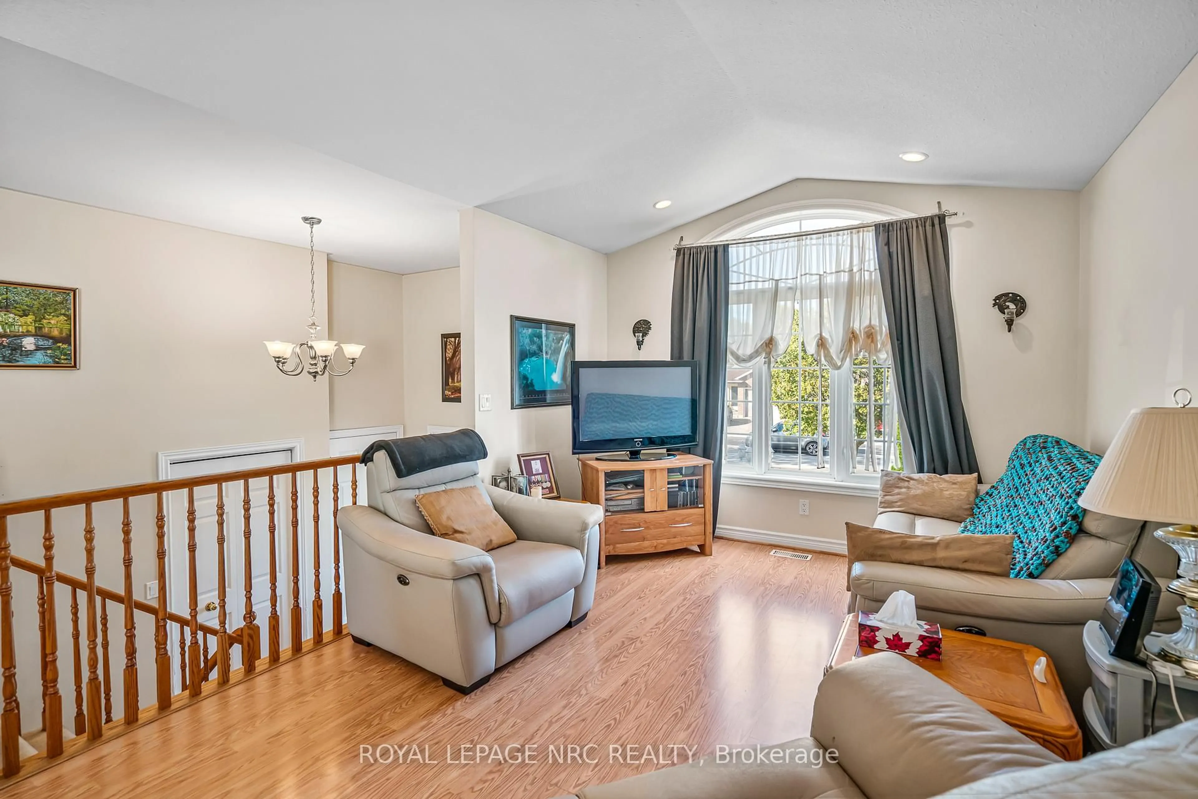 Living room with furniture, unknown for 152 Larchwood Circ, Welland Ontario L3C 7L9