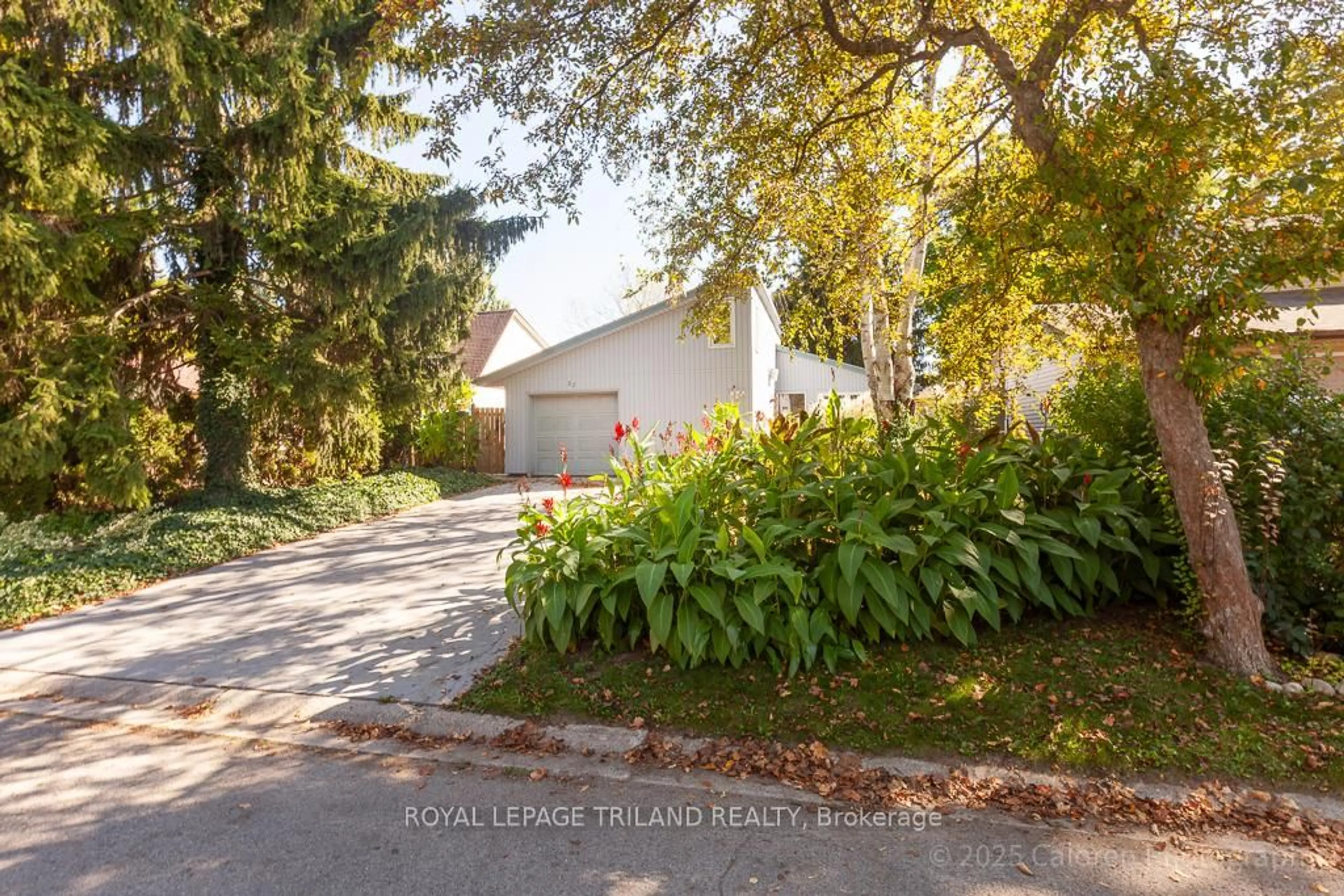 A pic from outside/outdoor area/front of a property/back of a property/a pic from drone, street for 23 Crabtree Ave, London North Ontario N6G 2H6