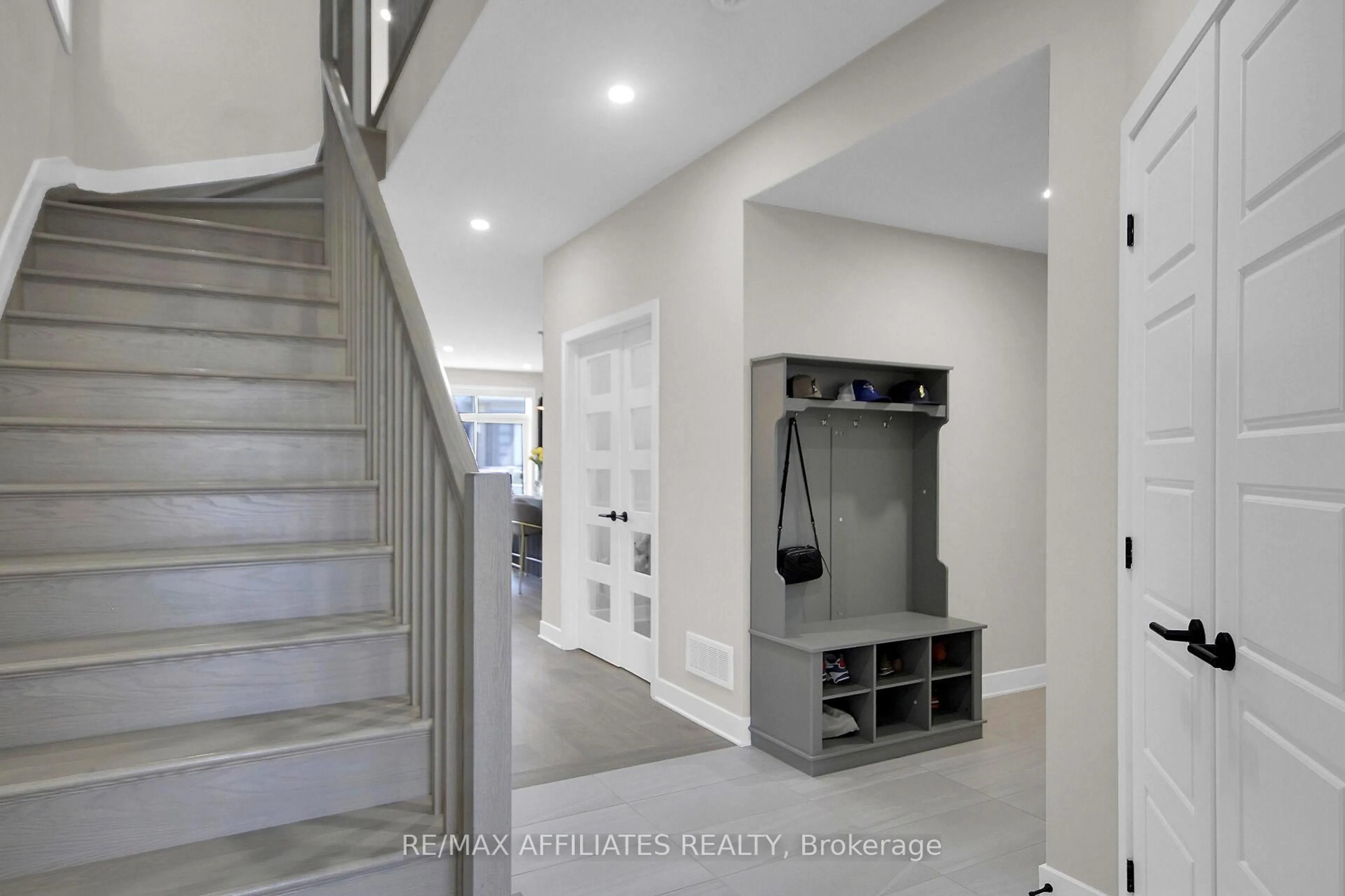 Indoor entryway for 357 SHOVELER Grve, Ottawa Ontario K4M 1B2