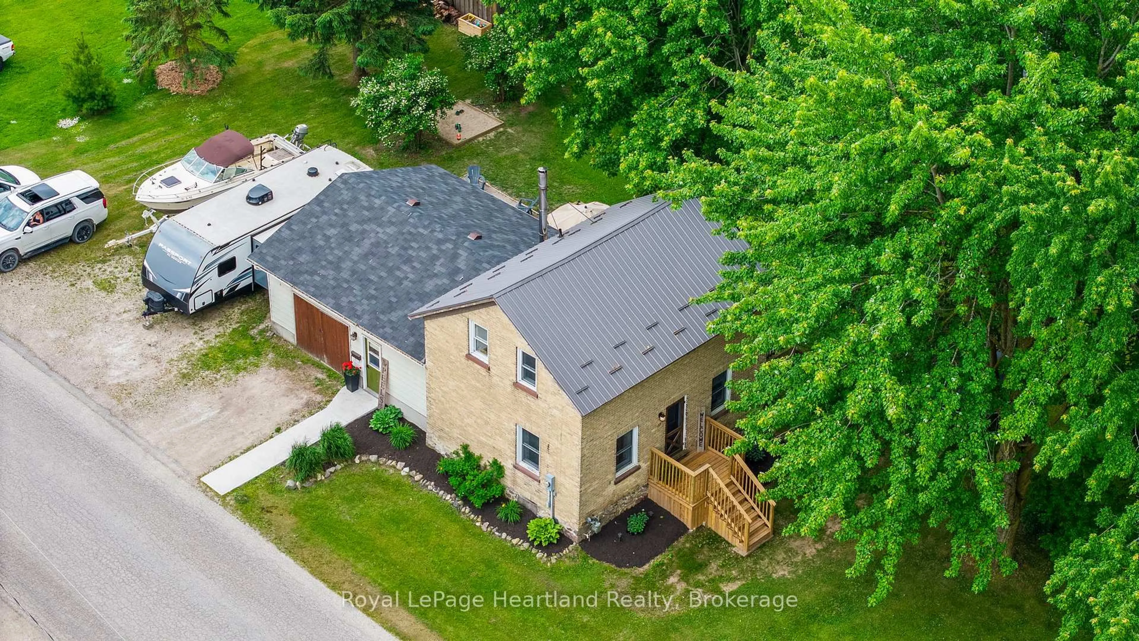 A pic from outside/outdoor area/front of a property/back of a property/a pic from drone, street for 33 ALLAN St, Minto Ontario N0G 1M0