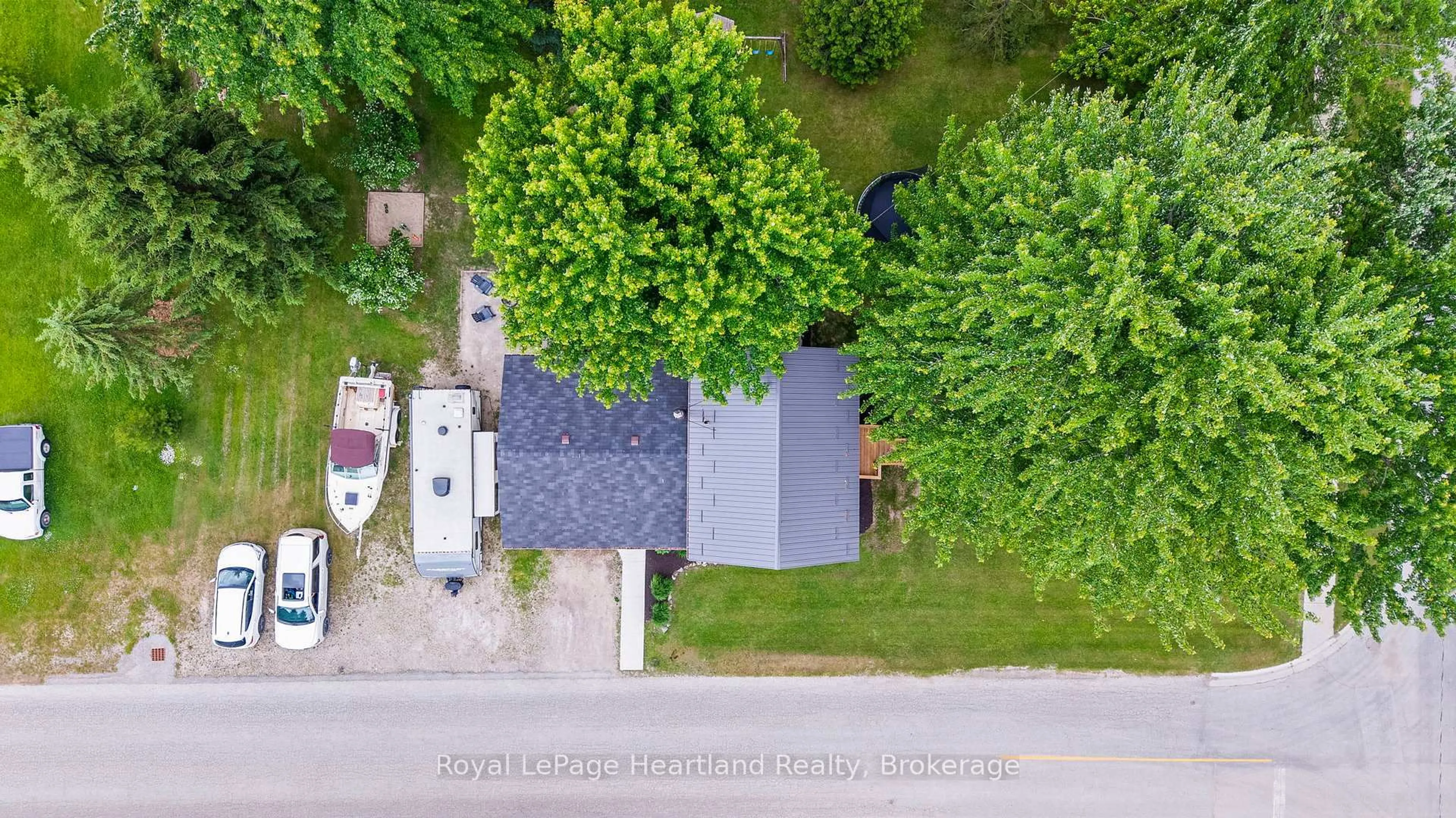 A pic from outside/outdoor area/front of a property/back of a property/a pic from drone, street for 33 ALLAN St, Minto Ontario N0G 1M0