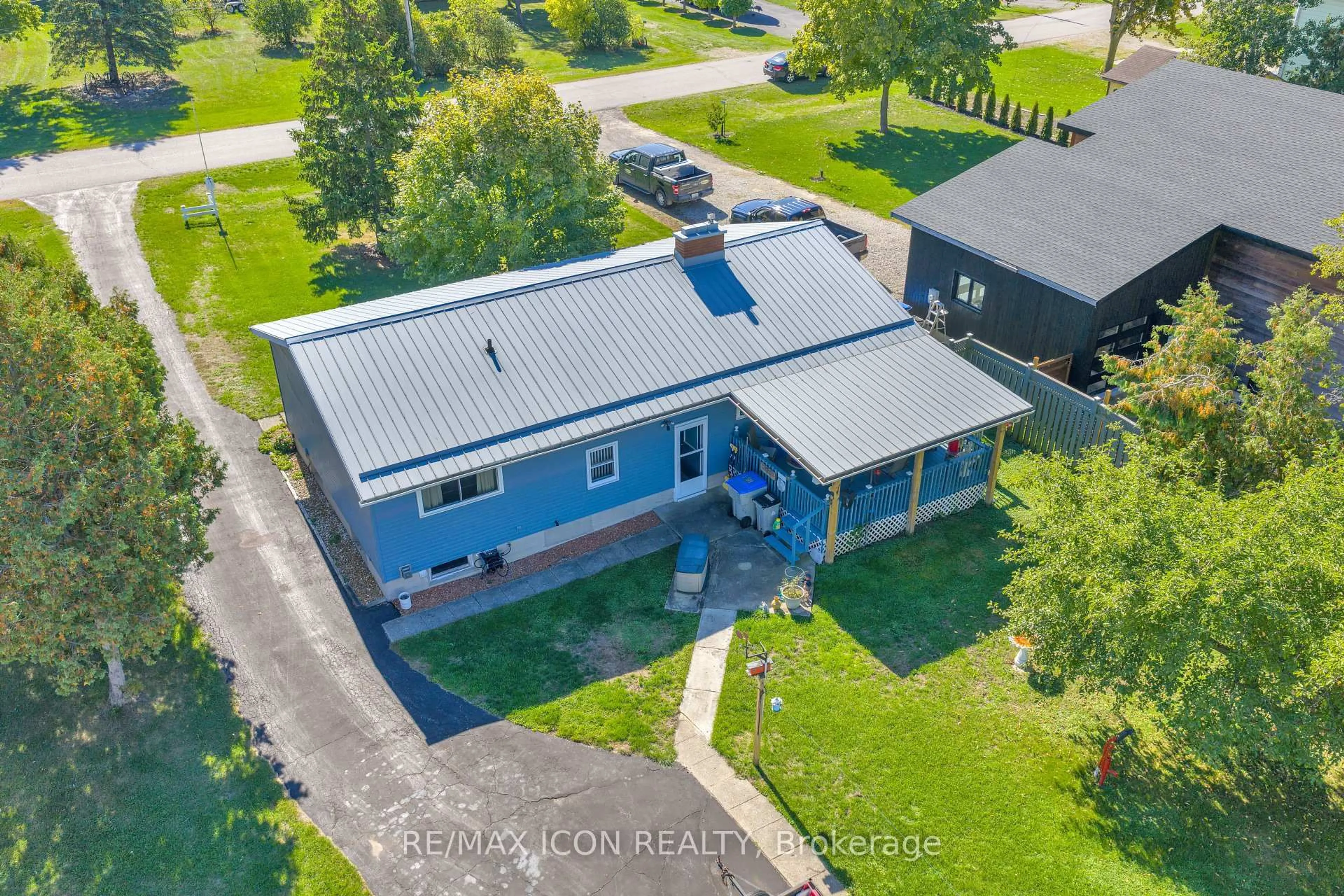 A pic from outside/outdoor area/front of a property/back of a property/a pic from drone, building for 8274 Burwell Rd, Lambton Shores Ontario N0M 1T0