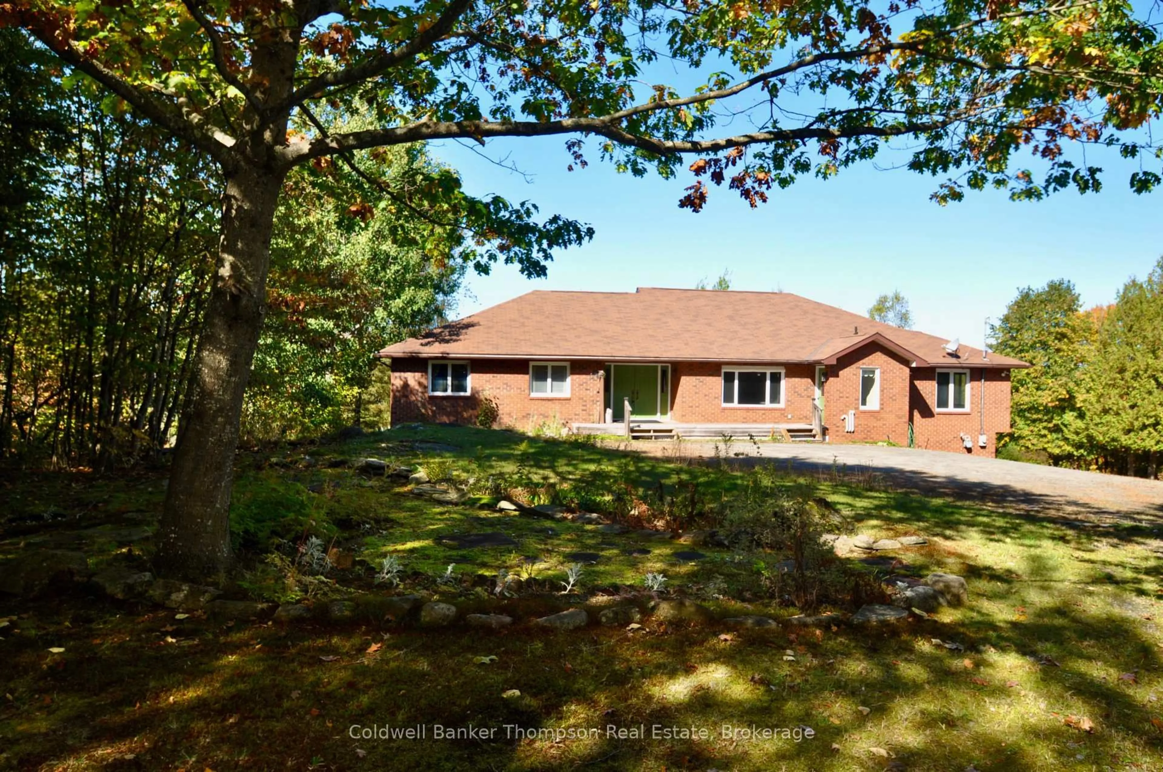 A pic from outside/outdoor area/front of a property/back of a property/a pic from drone, forest/trees view for 625 Bayshore Blvd, Huntsville Ontario P1H 1Z1