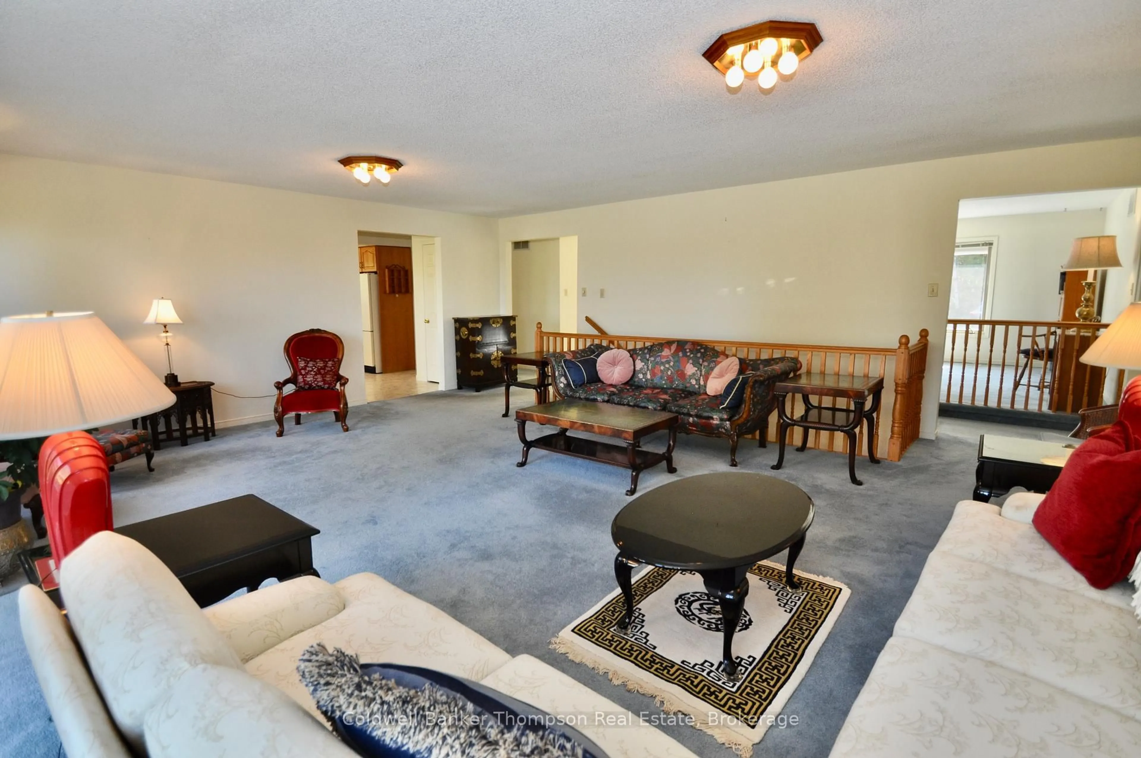 Living room with furniture, carpet floor for 625 Bayshore Blvd, Huntsville Ontario P1H 1Z1