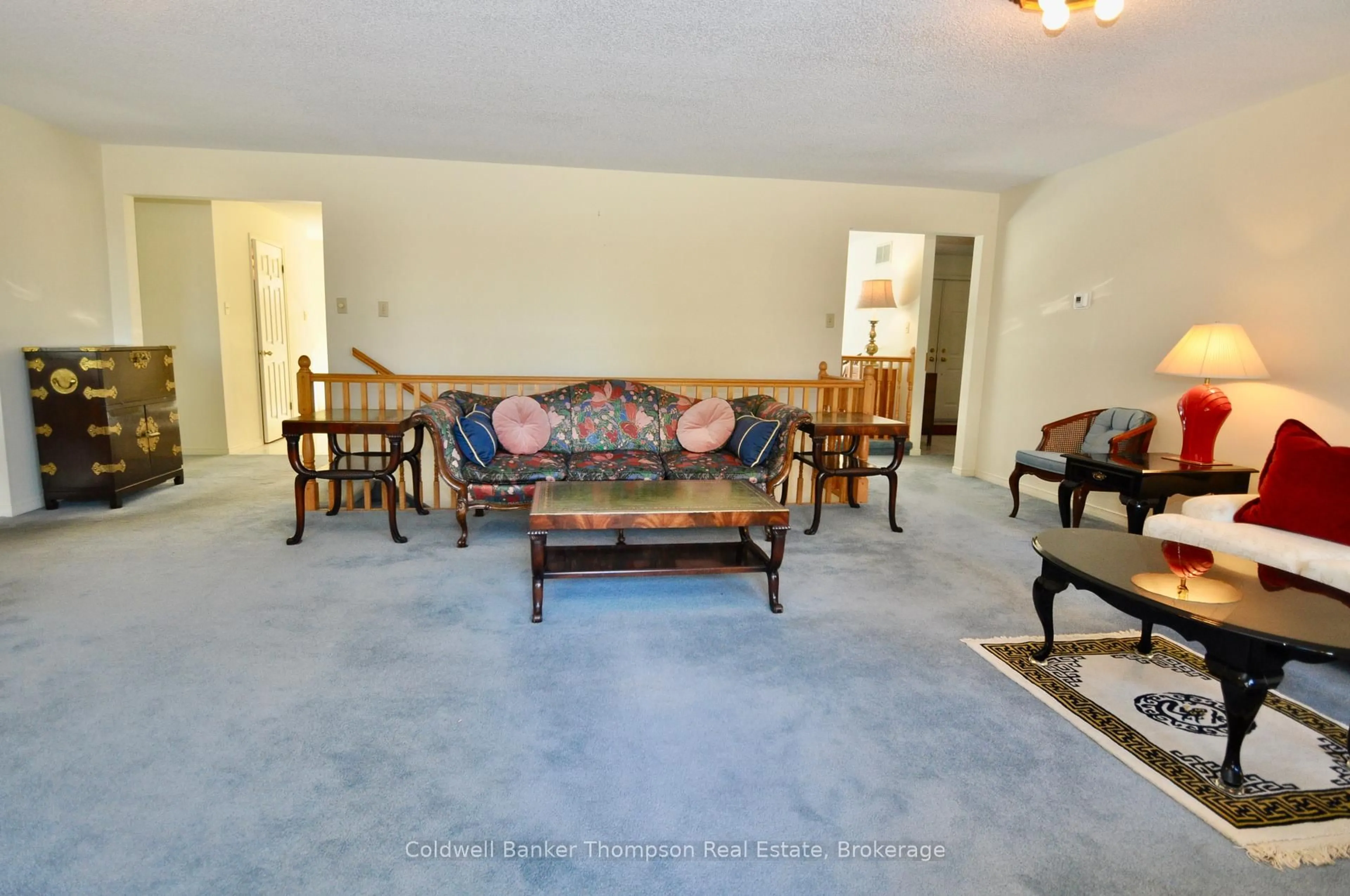 Living room with furniture, carpet floor for 625 Bayshore Blvd, Huntsville Ontario P1H 1Z1