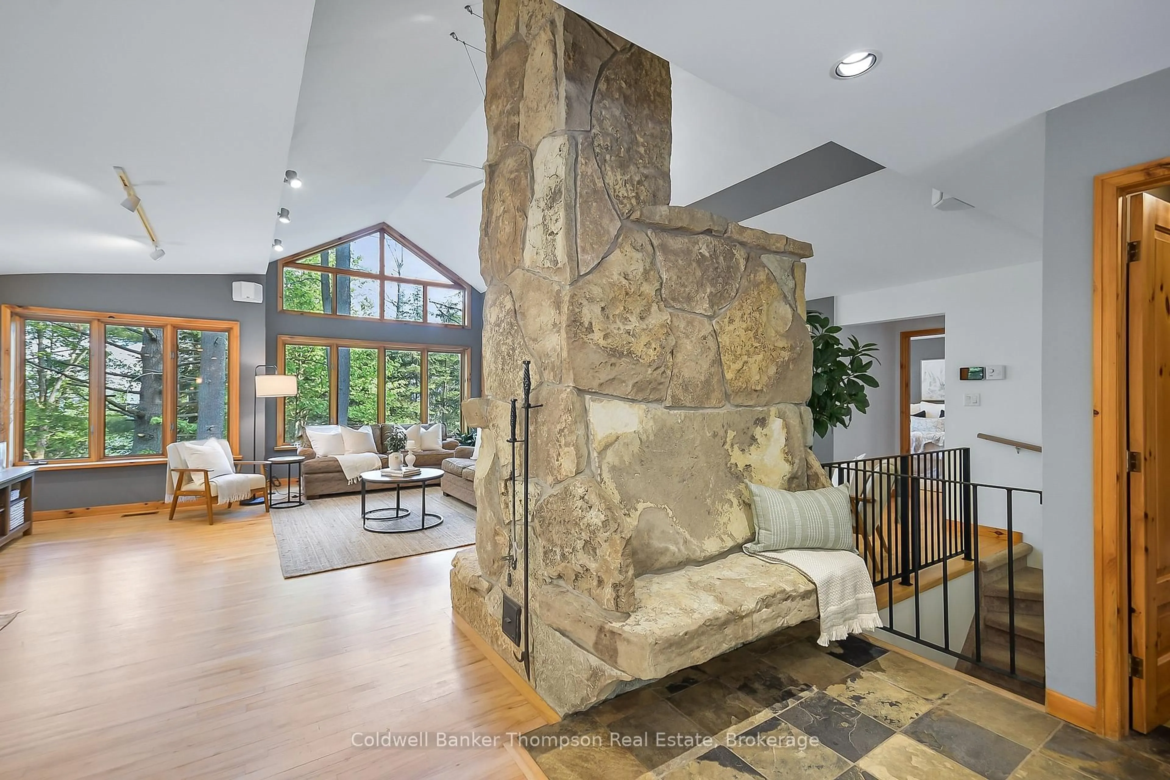 Indoor foyer for 1109 Glenmount Rd, Lake of Bays Ontario P0B 1A0