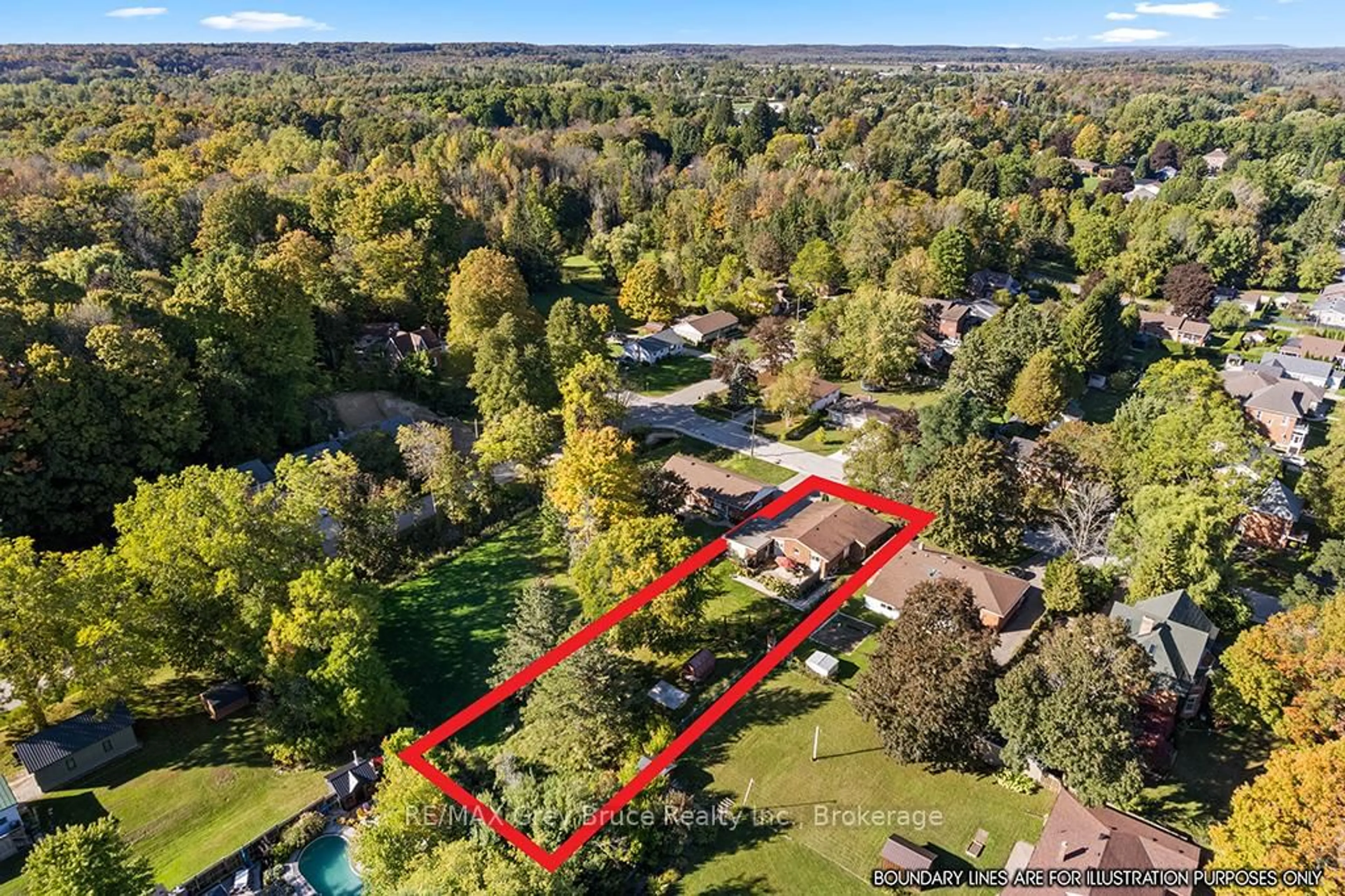 A pic from outside/outdoor area/front of a property/back of a property/a pic from drone, unknown for 563 21 St, Owen Sound Ontario N4K 4E7