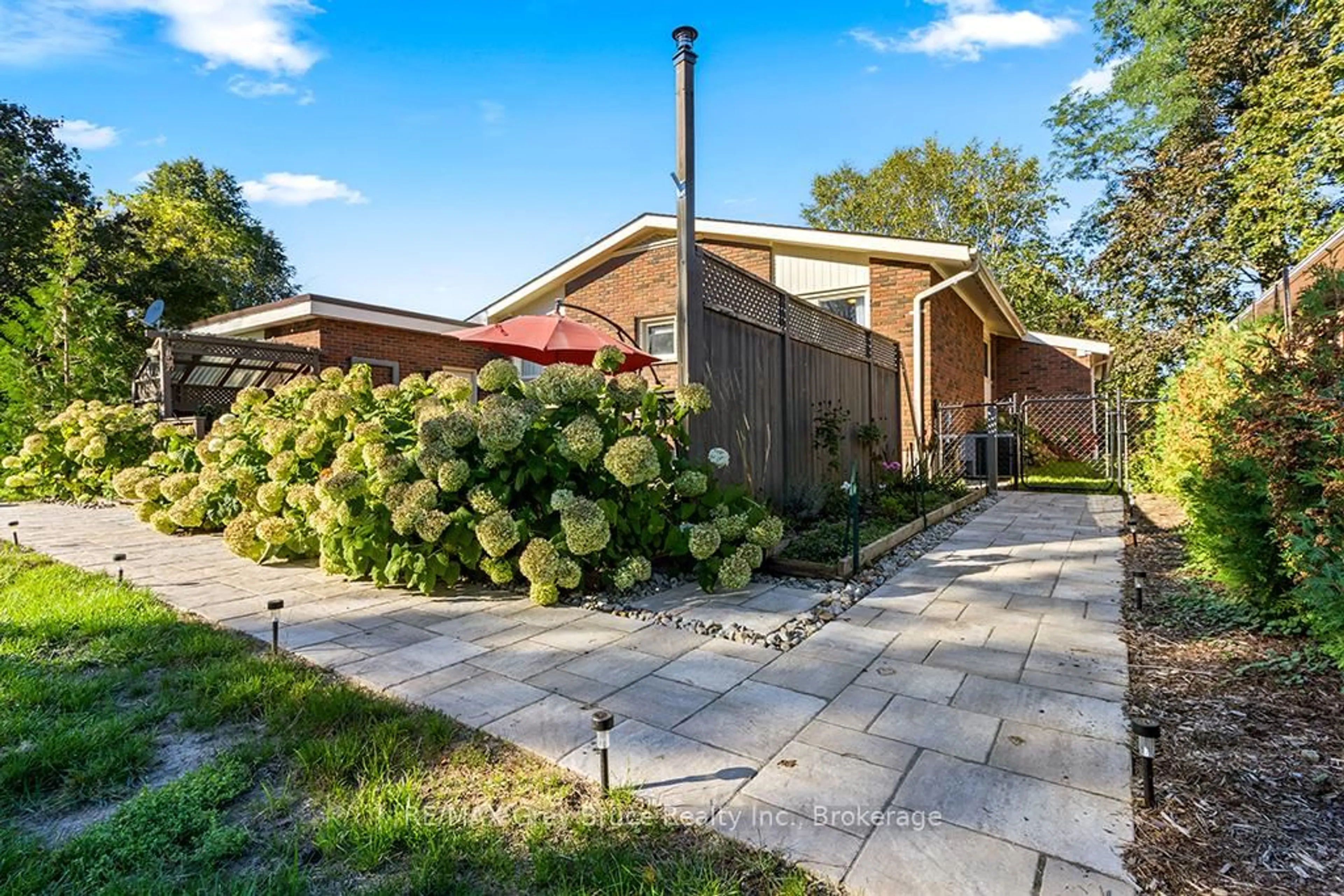Patio, street for 563 21 St, Owen Sound Ontario N4K 4E7