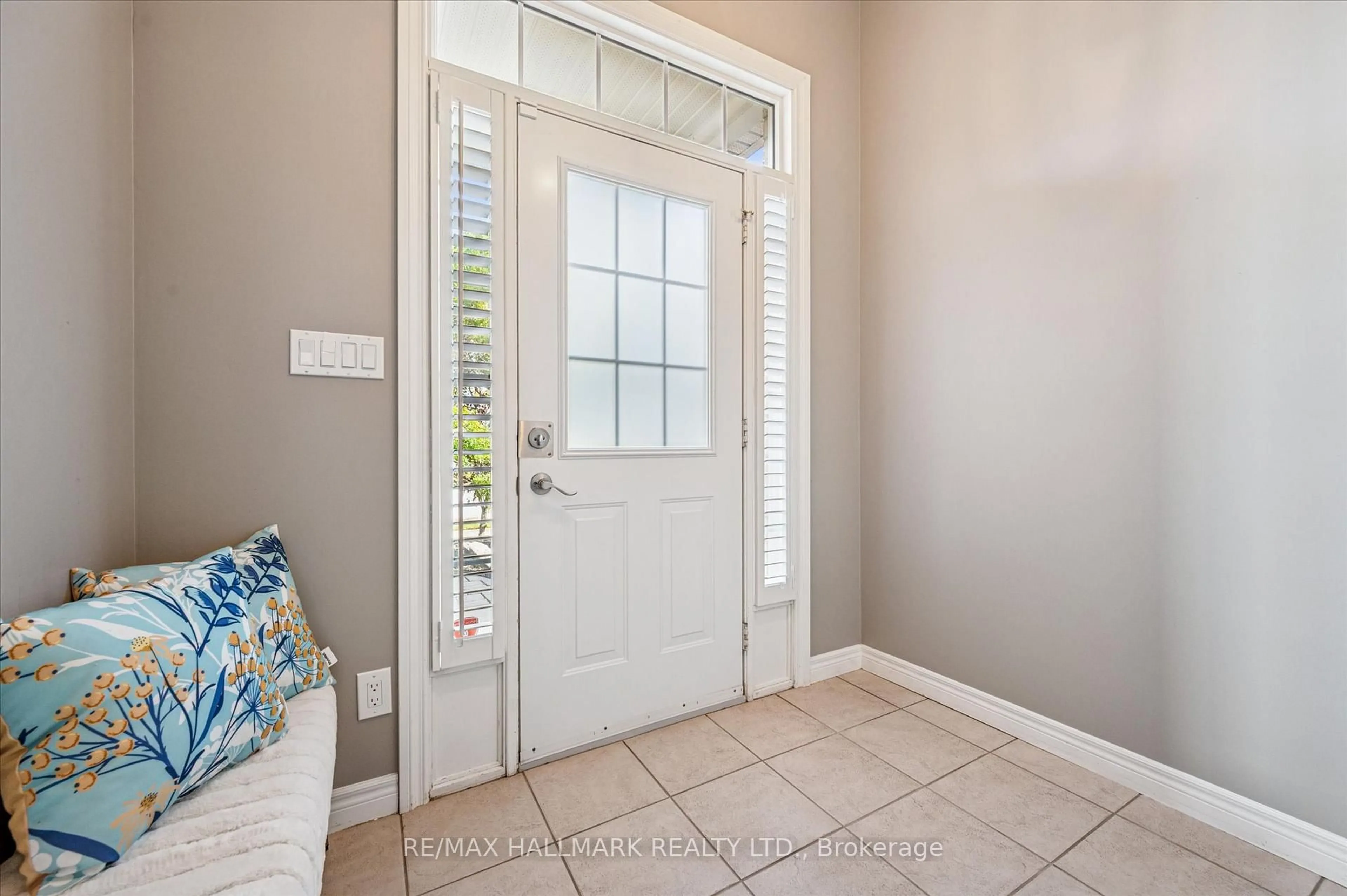 Indoor entryway for 503 Brigantine Dr, Waterloo Ontario N2K 4B7