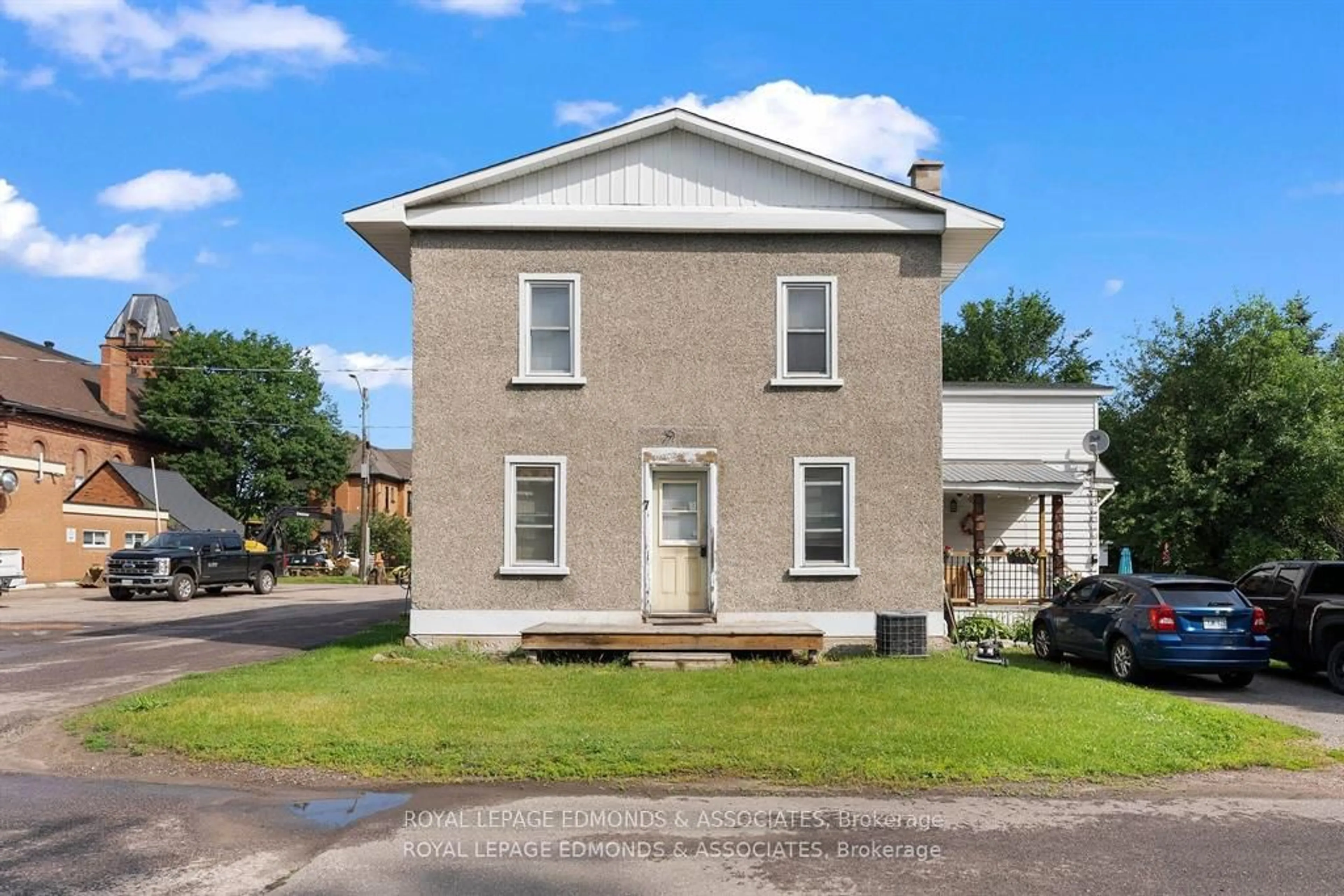 A pic from outside/outdoor area/front of a property/back of a property/a pic from drone, building for 7 Isabella St, Pembroke Ontario K8A 5S4