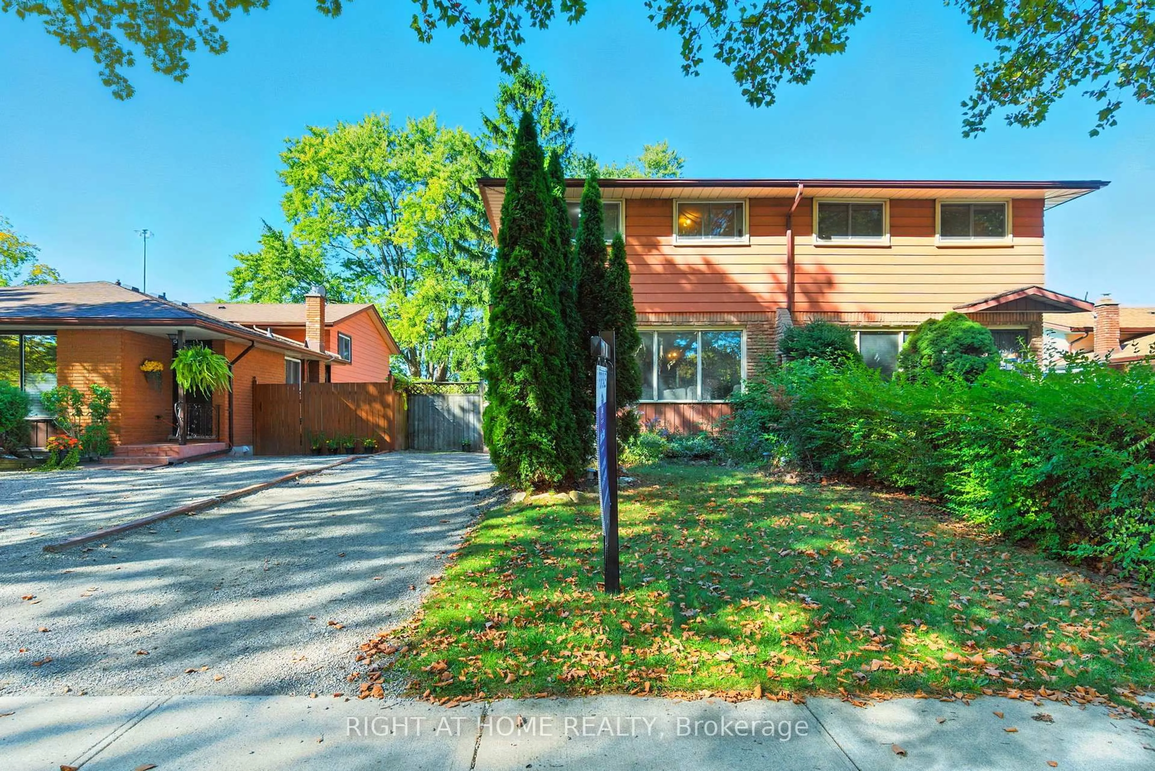 Home with brick exterior material, street for 4363 Meadowvale Dr, Niagara Falls Ontario L2E 5W8