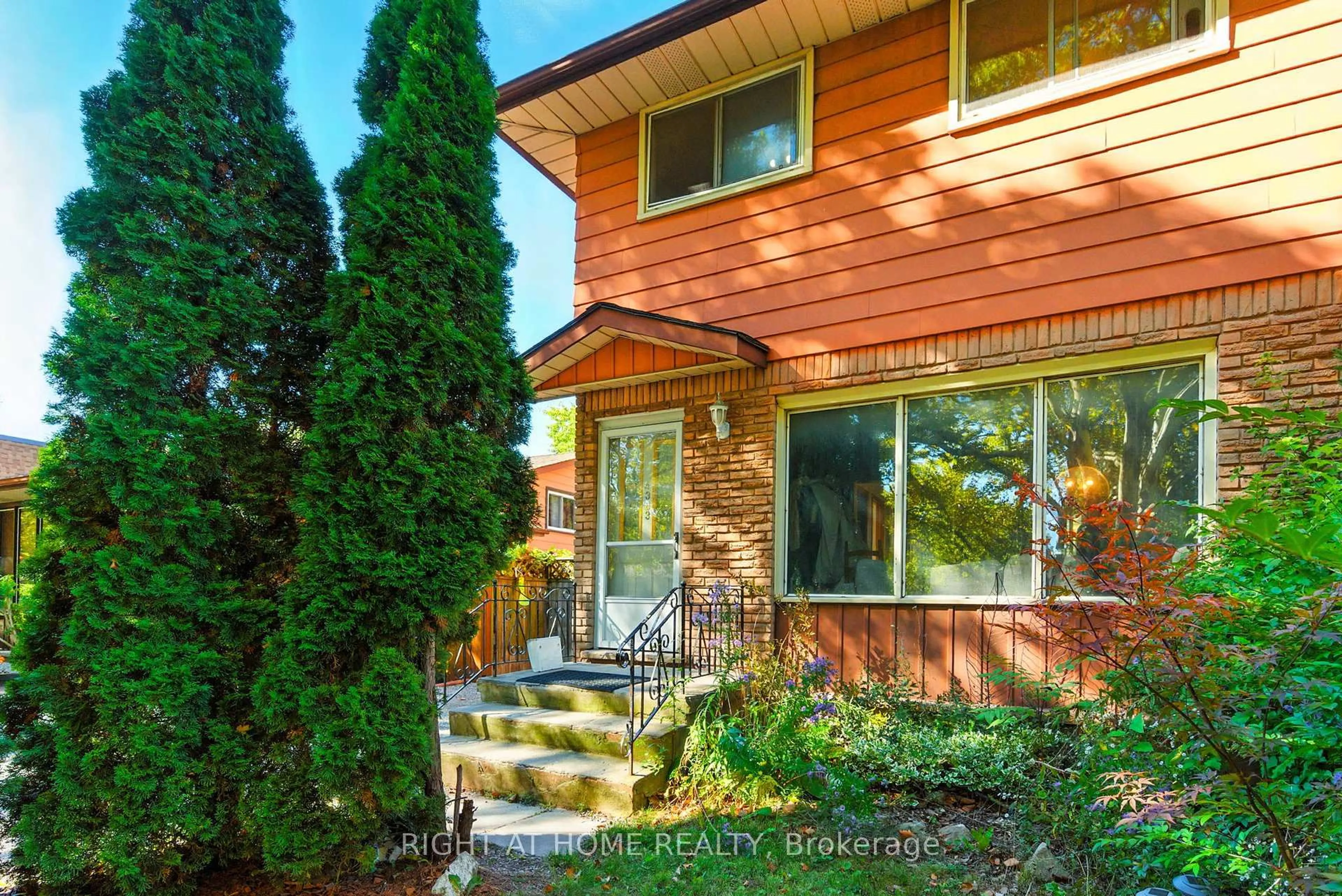 Home with brick exterior material, street for 4363 Meadowvale Dr, Niagara Falls Ontario L2E 5W8