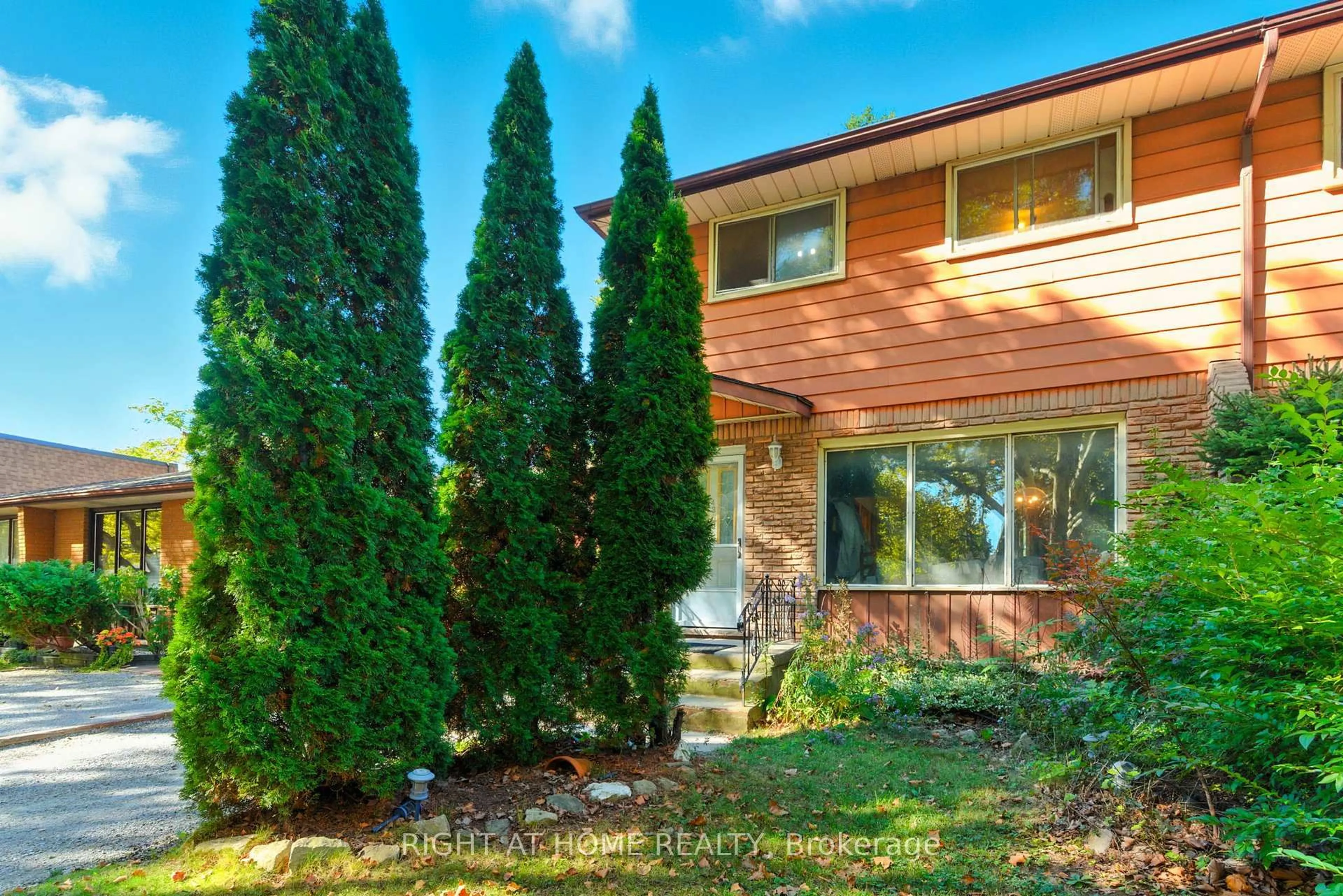 Home with brick exterior material, street for 4363 Meadowvale Dr, Niagara Falls Ontario L2E 5W8