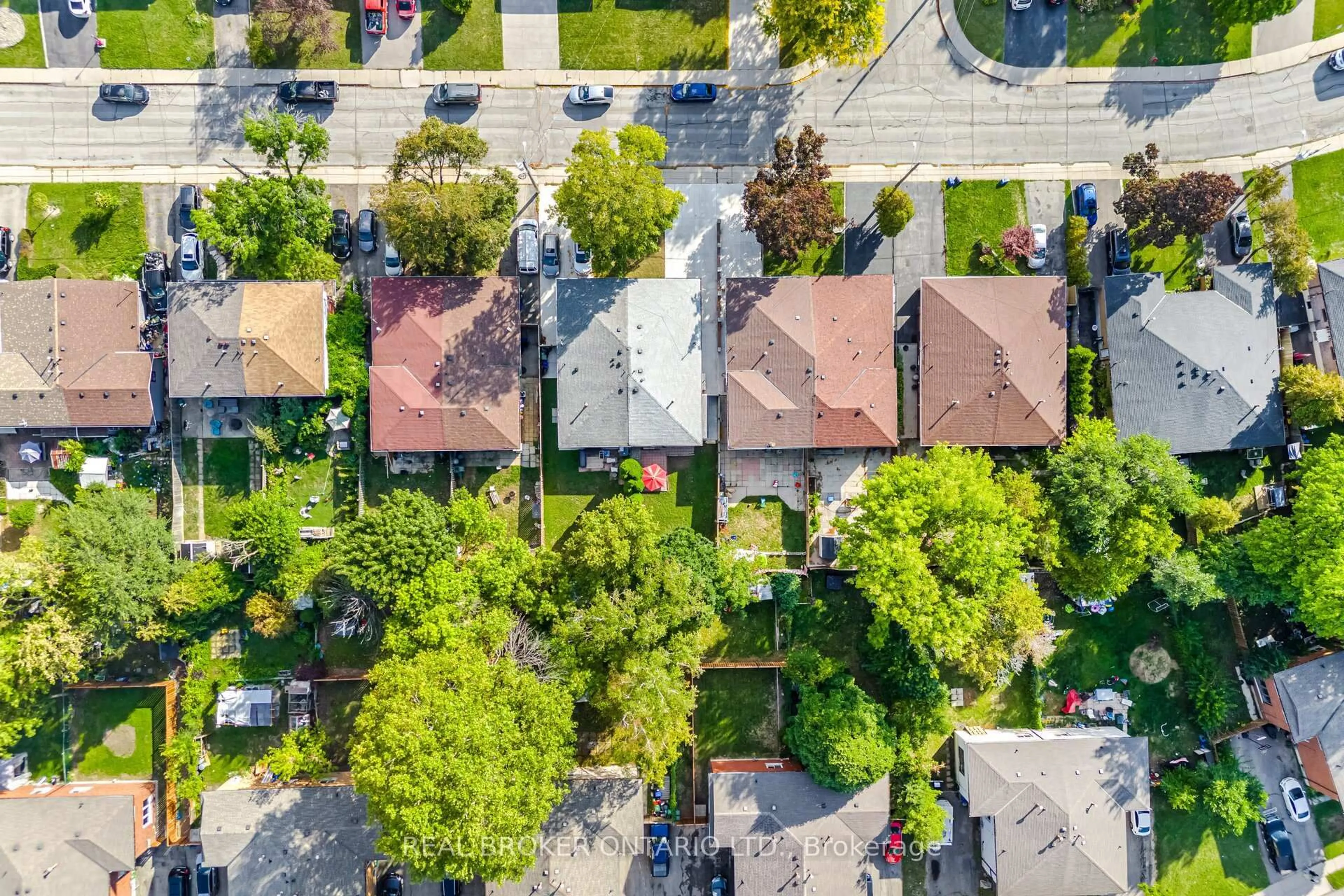 A pic from outside/outdoor area/front of a property/back of a property/a pic from drone, street for 66 GAINSBOROUGH Rd, Hamilton Ontario L8E 1E1