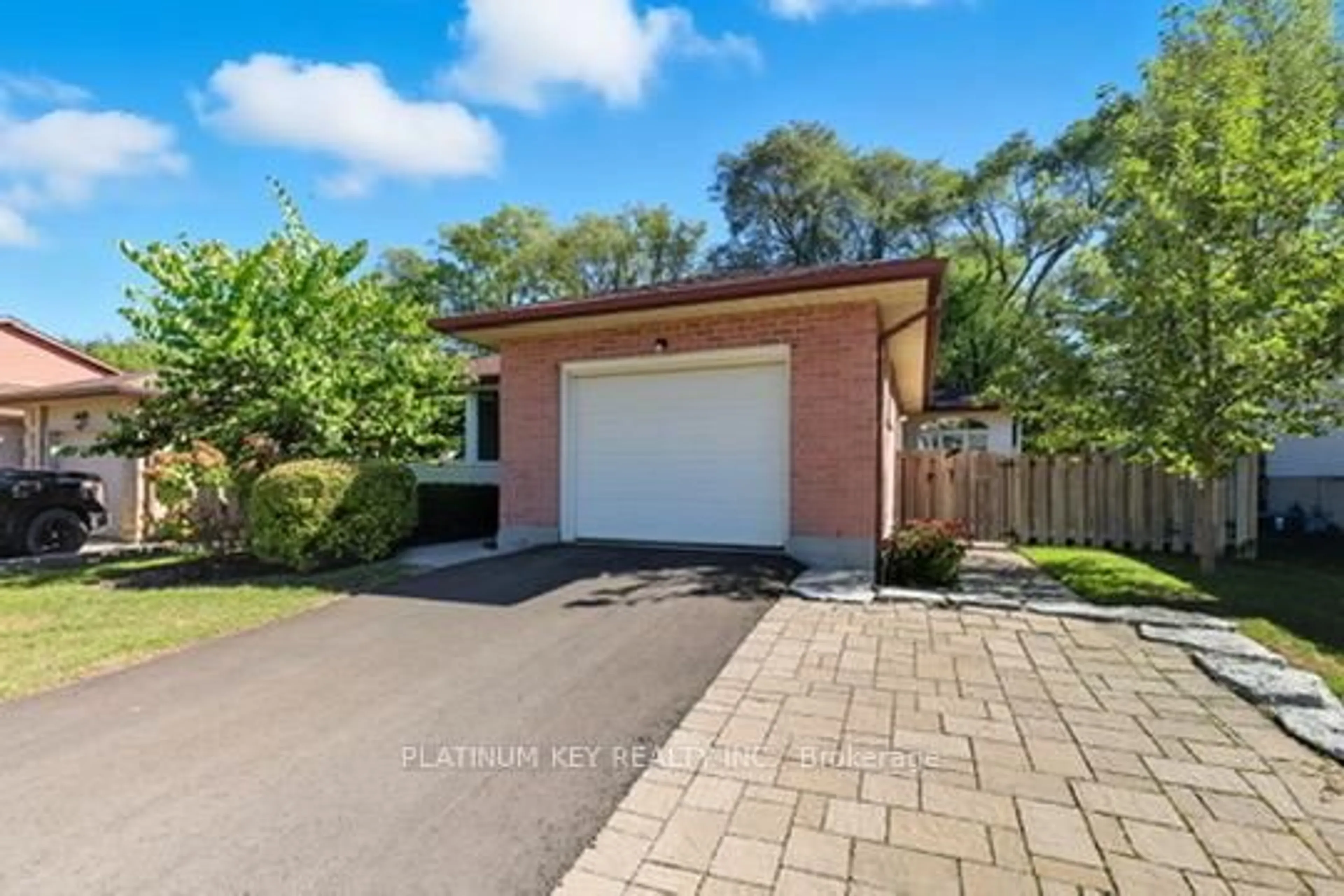 A pic from outside/outdoor area/front of a property/back of a property/a pic from drone, street for 23 Lynngate Grve, London South Ontario N6K 3S7